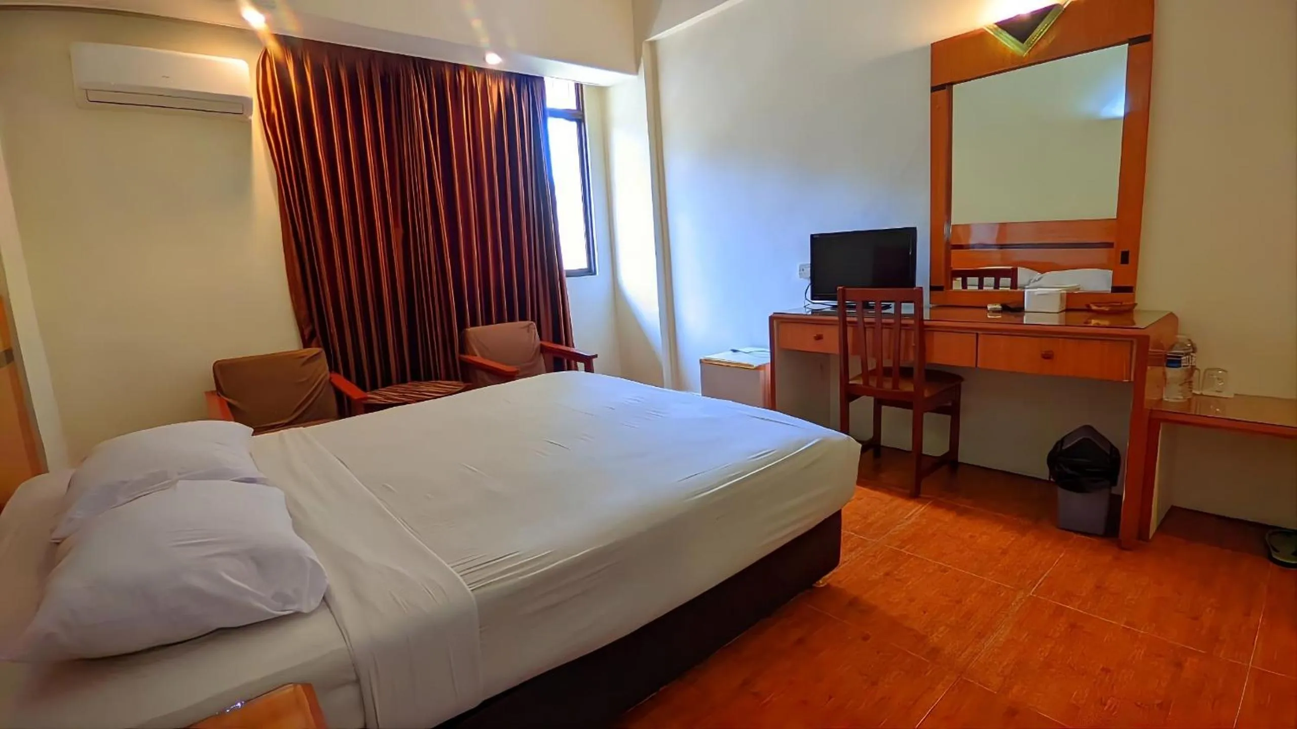 Bed in Paradise Hotel