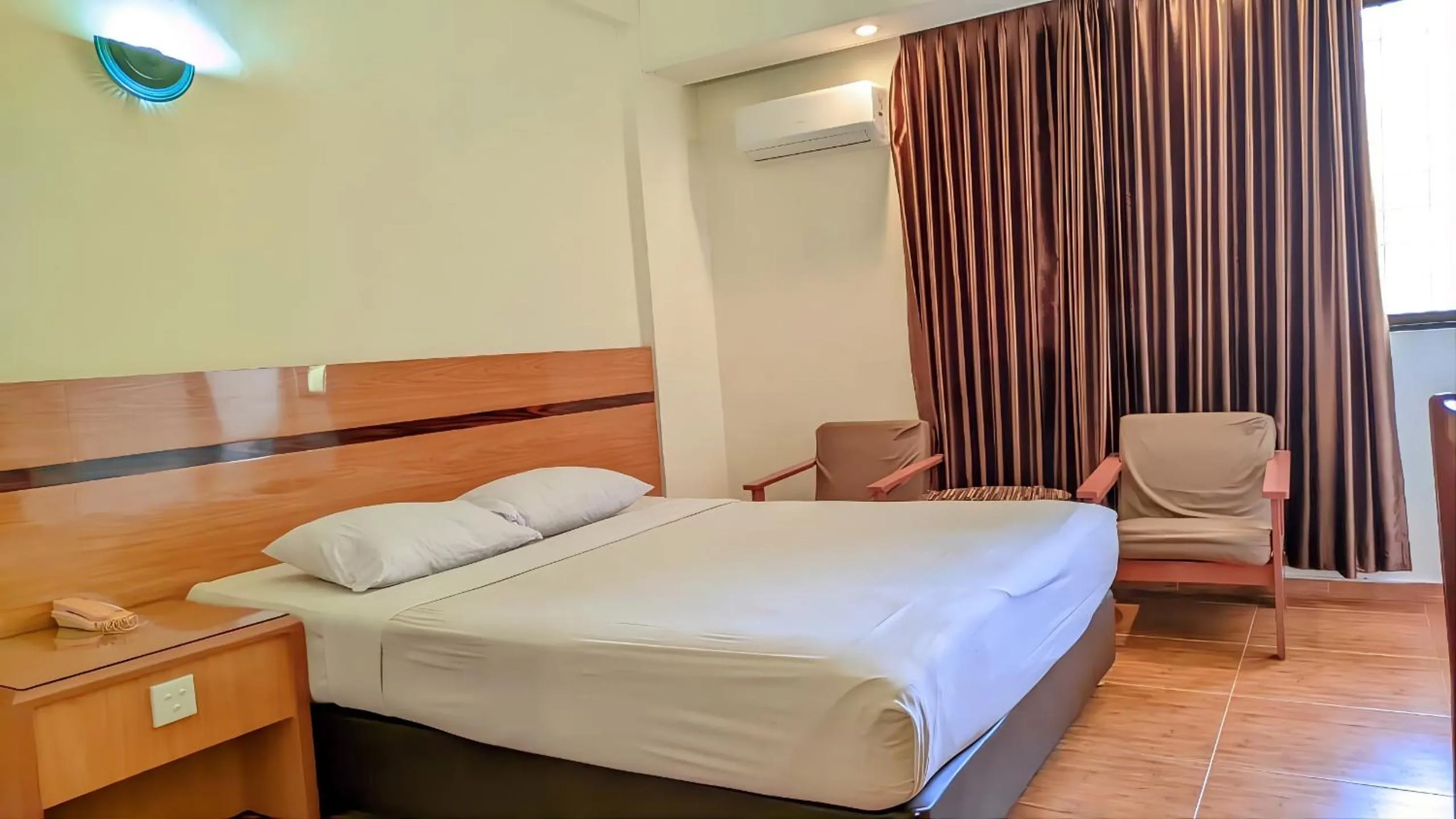 Bed in Paradise Hotel