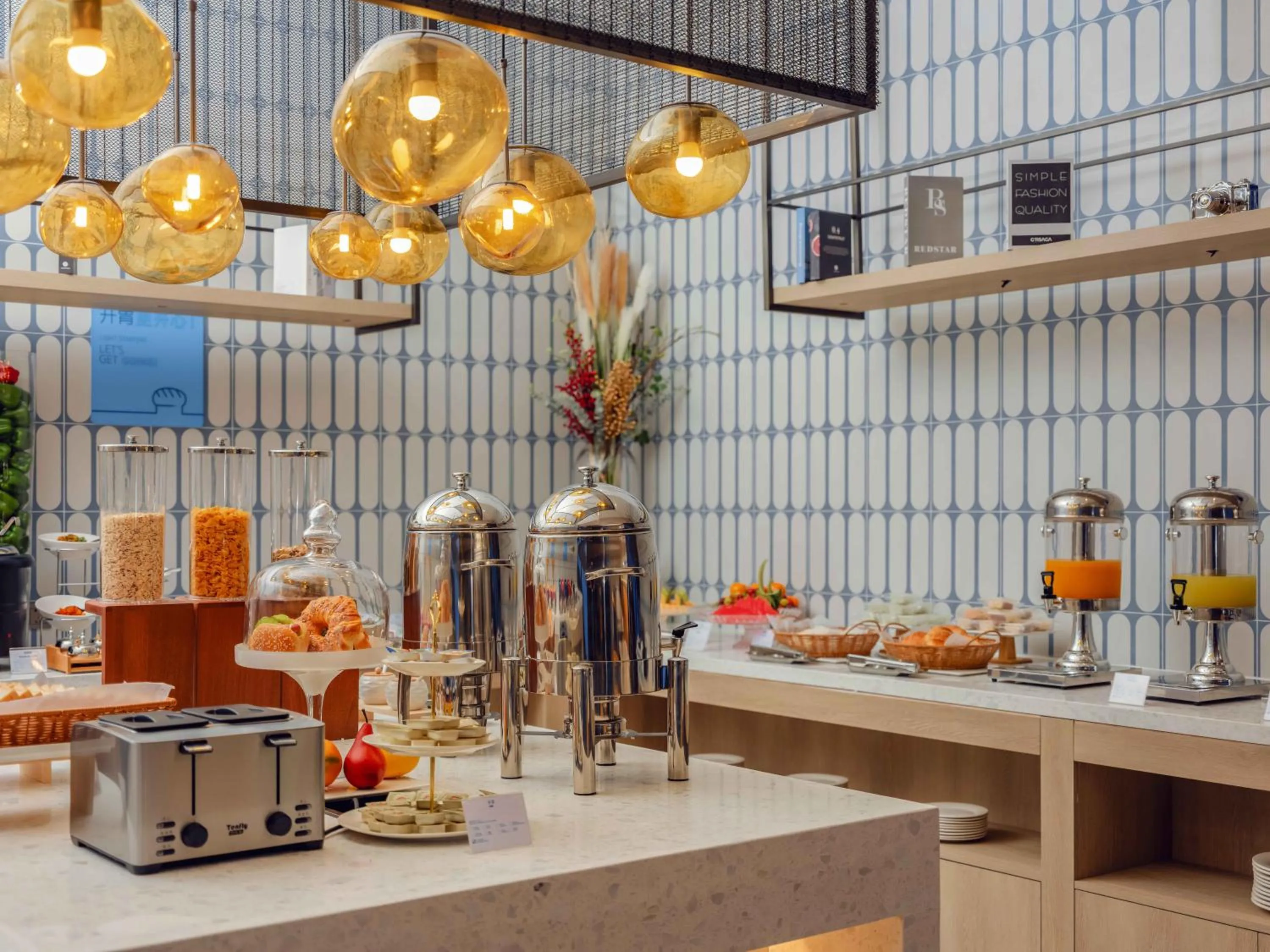 Restaurant/places to eat in Holiday Inn Express Shanghai Hongqiao Linkong by IHG