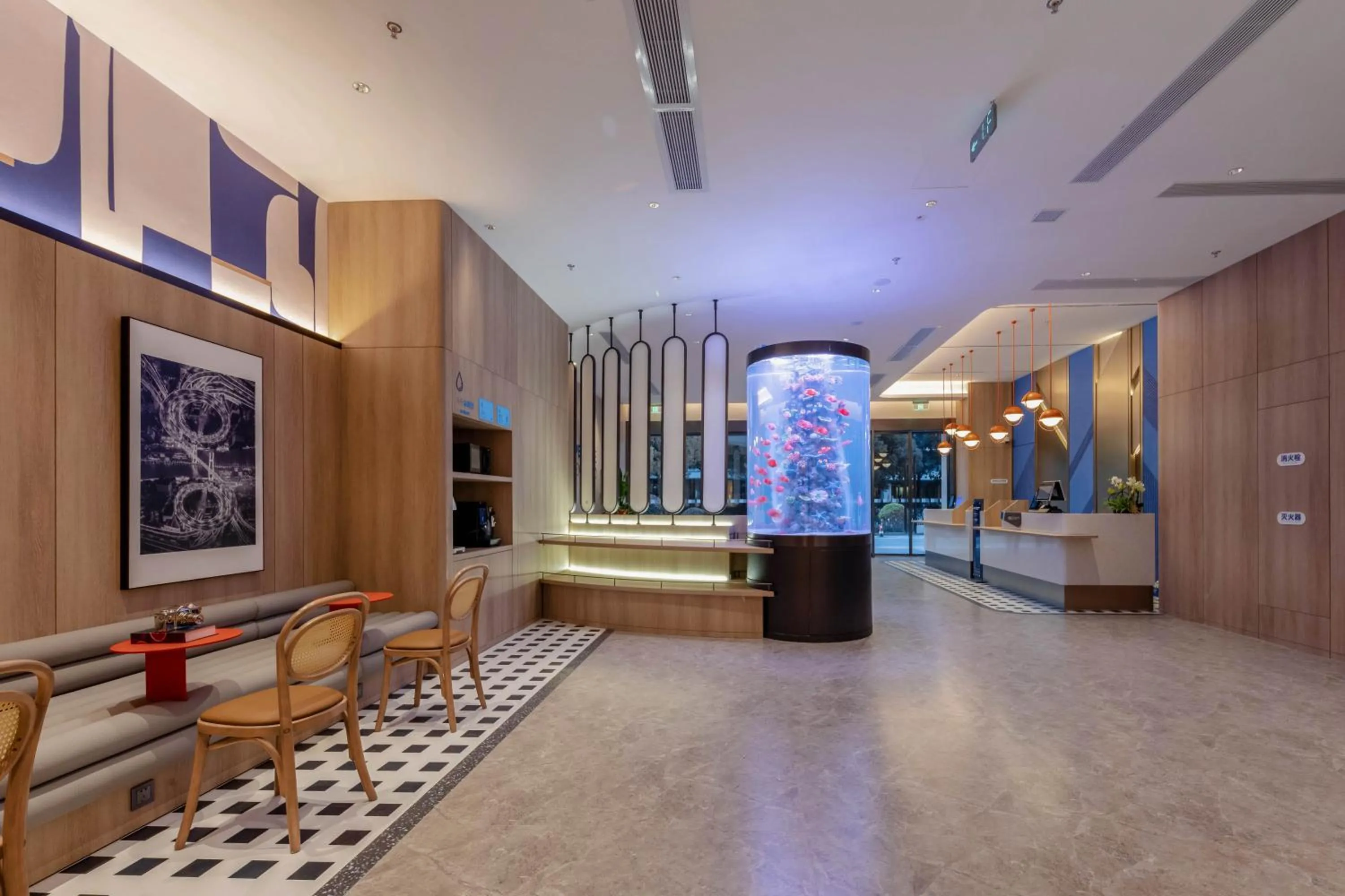 Lobby or reception in Holiday Inn Express Shanghai Hongqiao Linkong by IHG