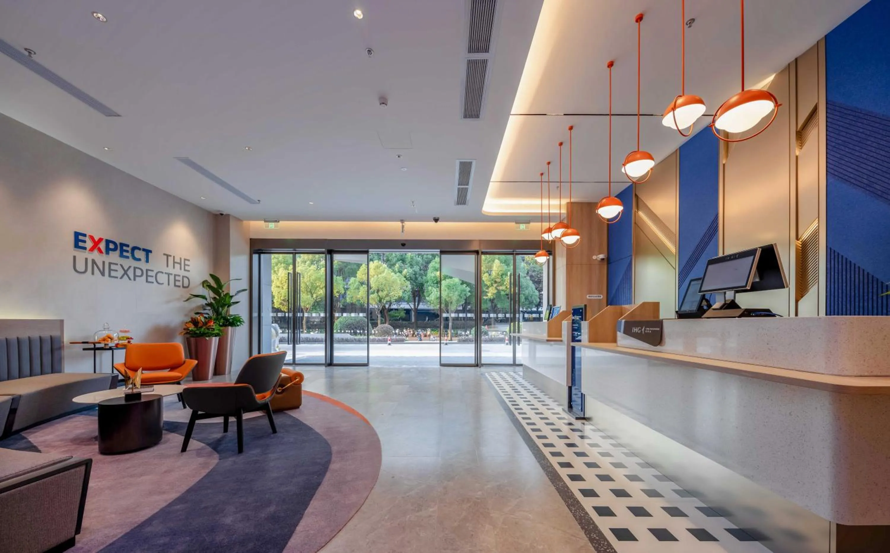 Lobby or reception in Holiday Inn Express Shanghai Hongqiao Linkong by IHG