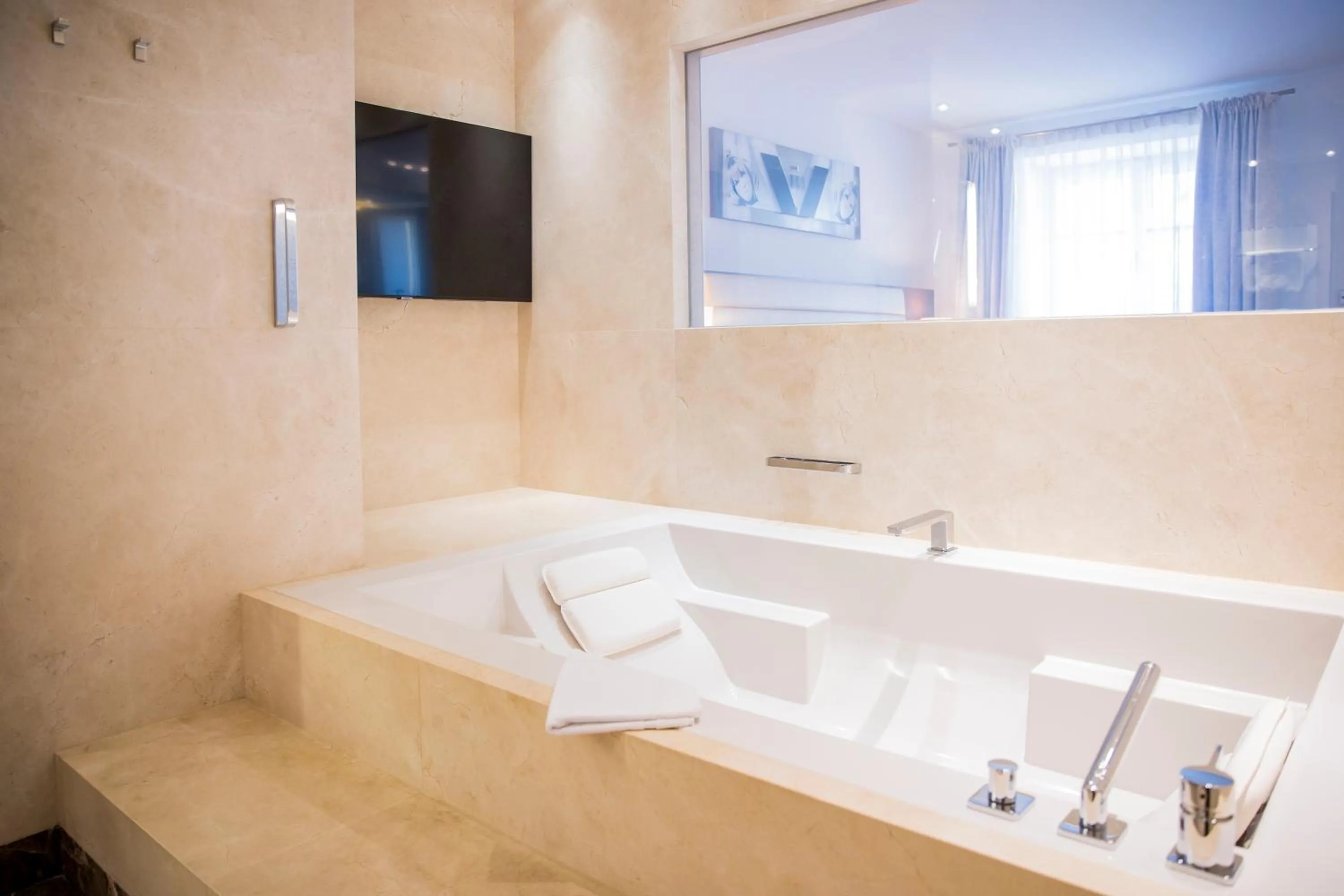 Bath in Iris Porsche Hotel & Restaurant