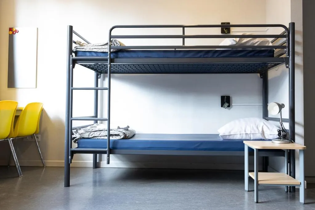 Bedroom, Bed in Youth Hostel van Gogh