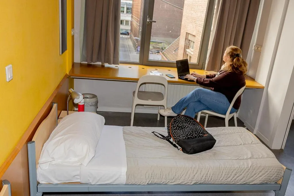 Bedroom, Bed in Youth Hostel van Gogh