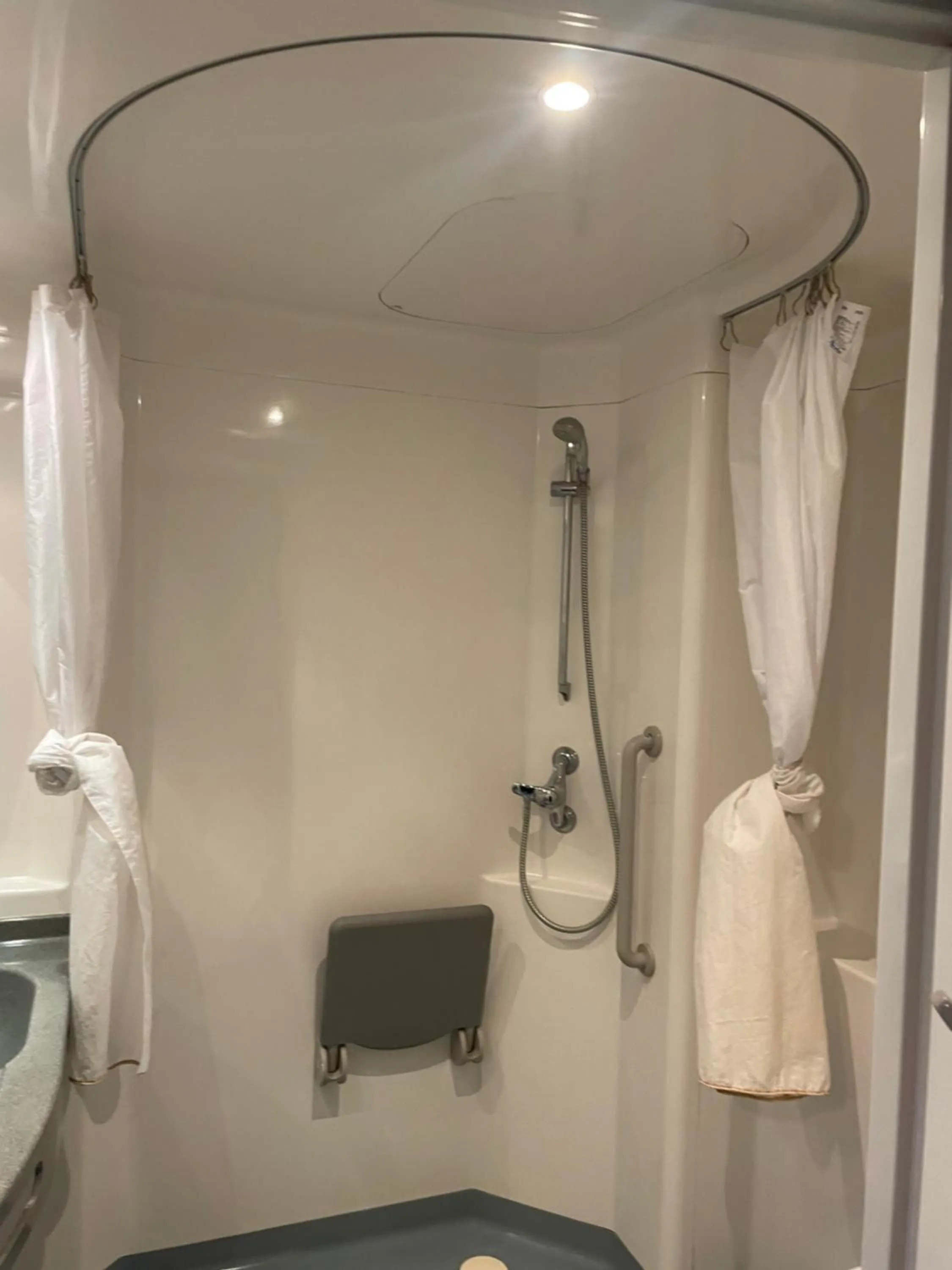 Shower in Youth Hostel van Gogh