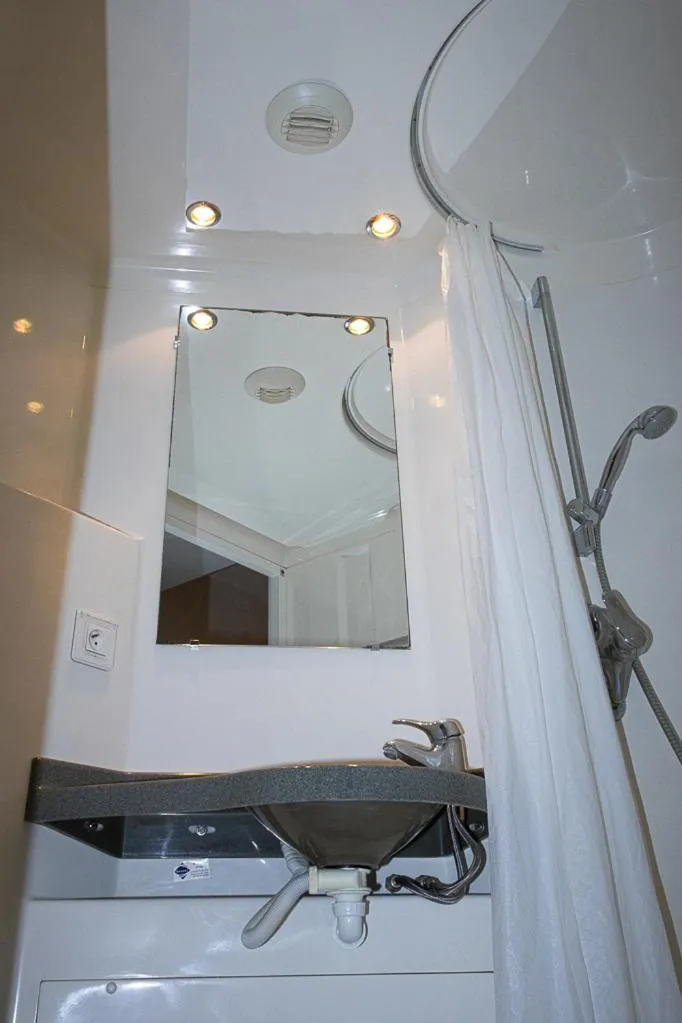 Bathroom in Youth Hostel van Gogh