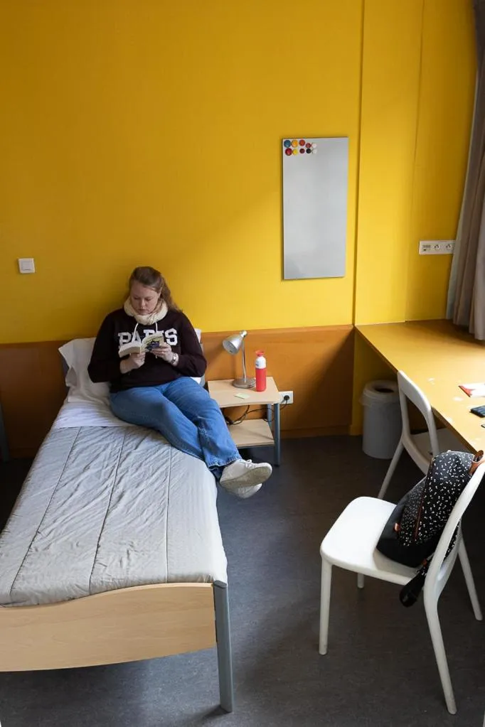 Bedroom, Bed in Youth Hostel van Gogh