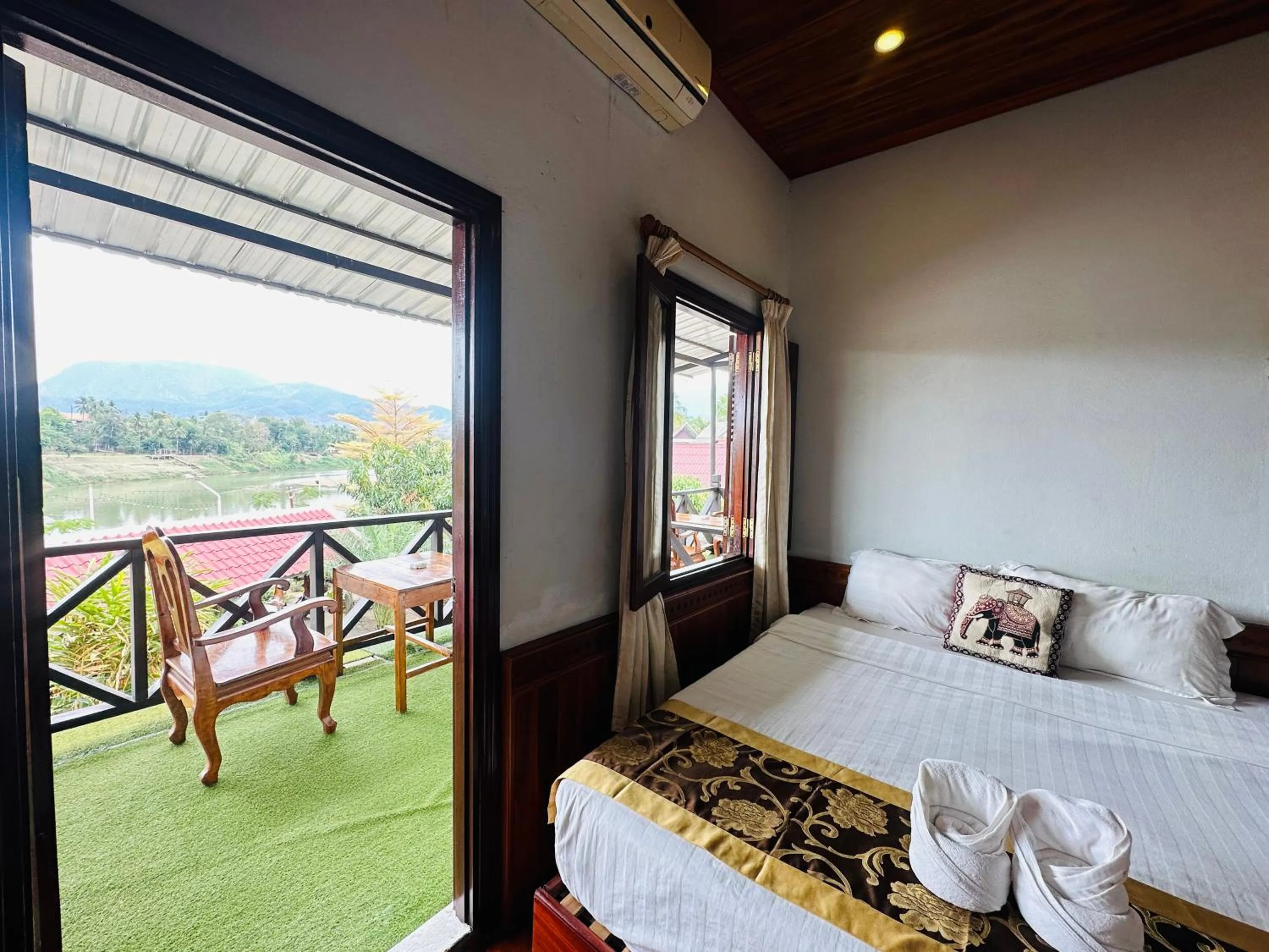 Balcony/Terrace, Bed in Kingkham Riverside Hotel