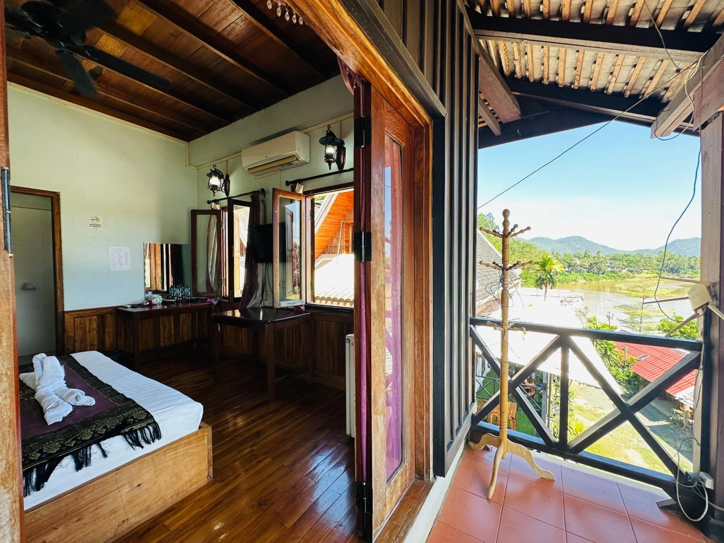 Bed in Kingkham Riverside Hotel