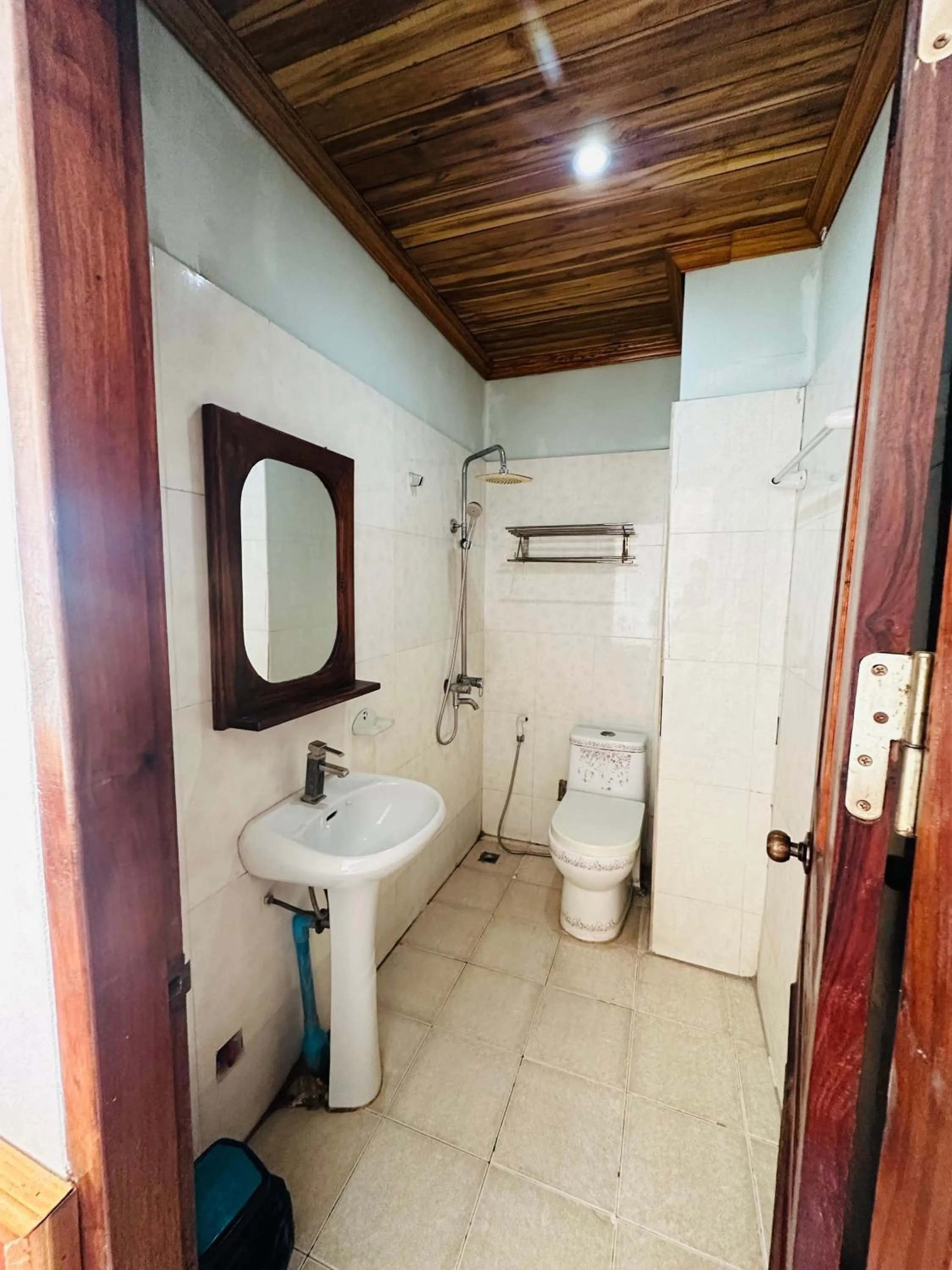 Toilet in Kingkham Riverside Hotel