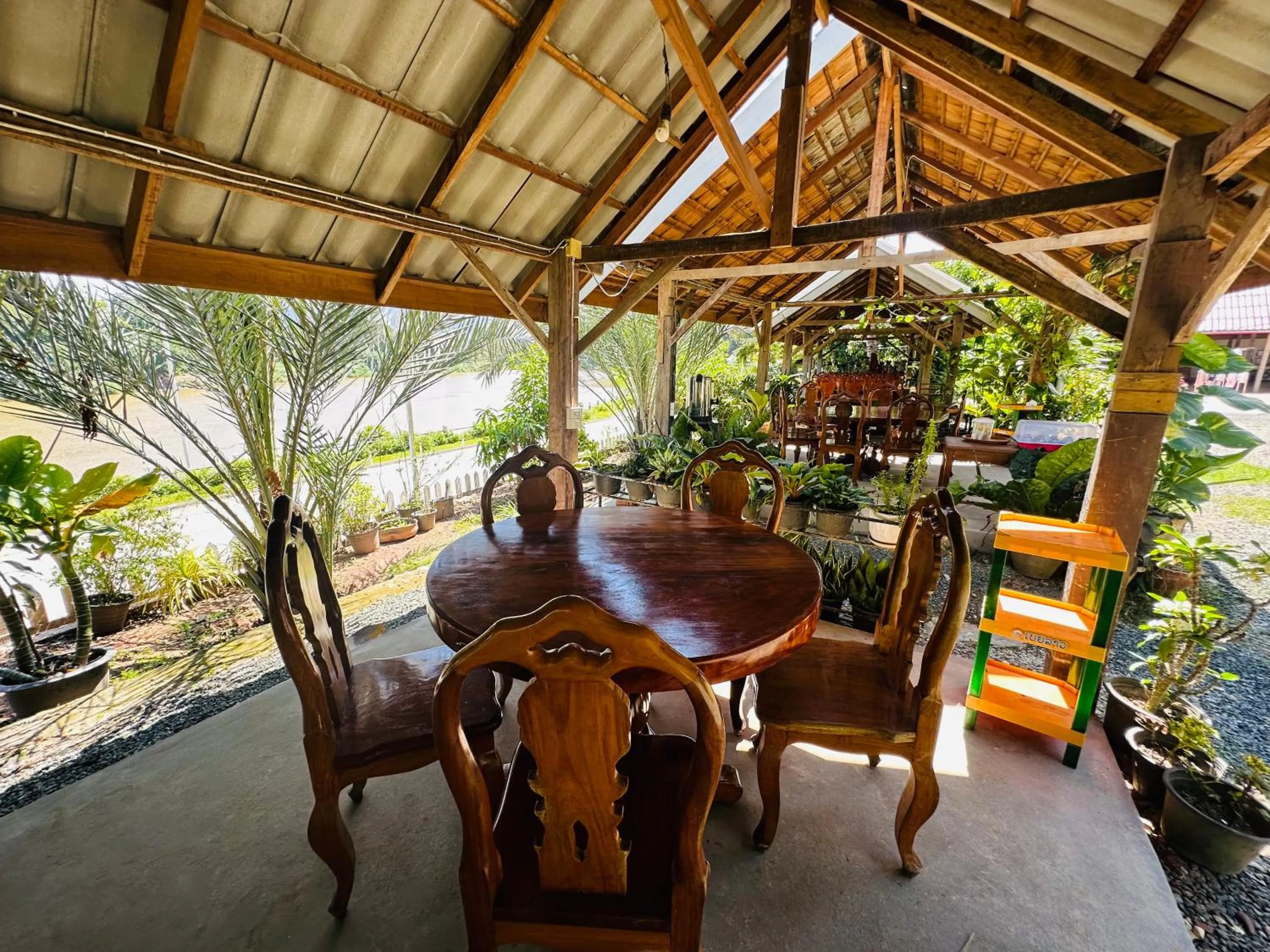 Patio in Kingkham Riverside Hotel