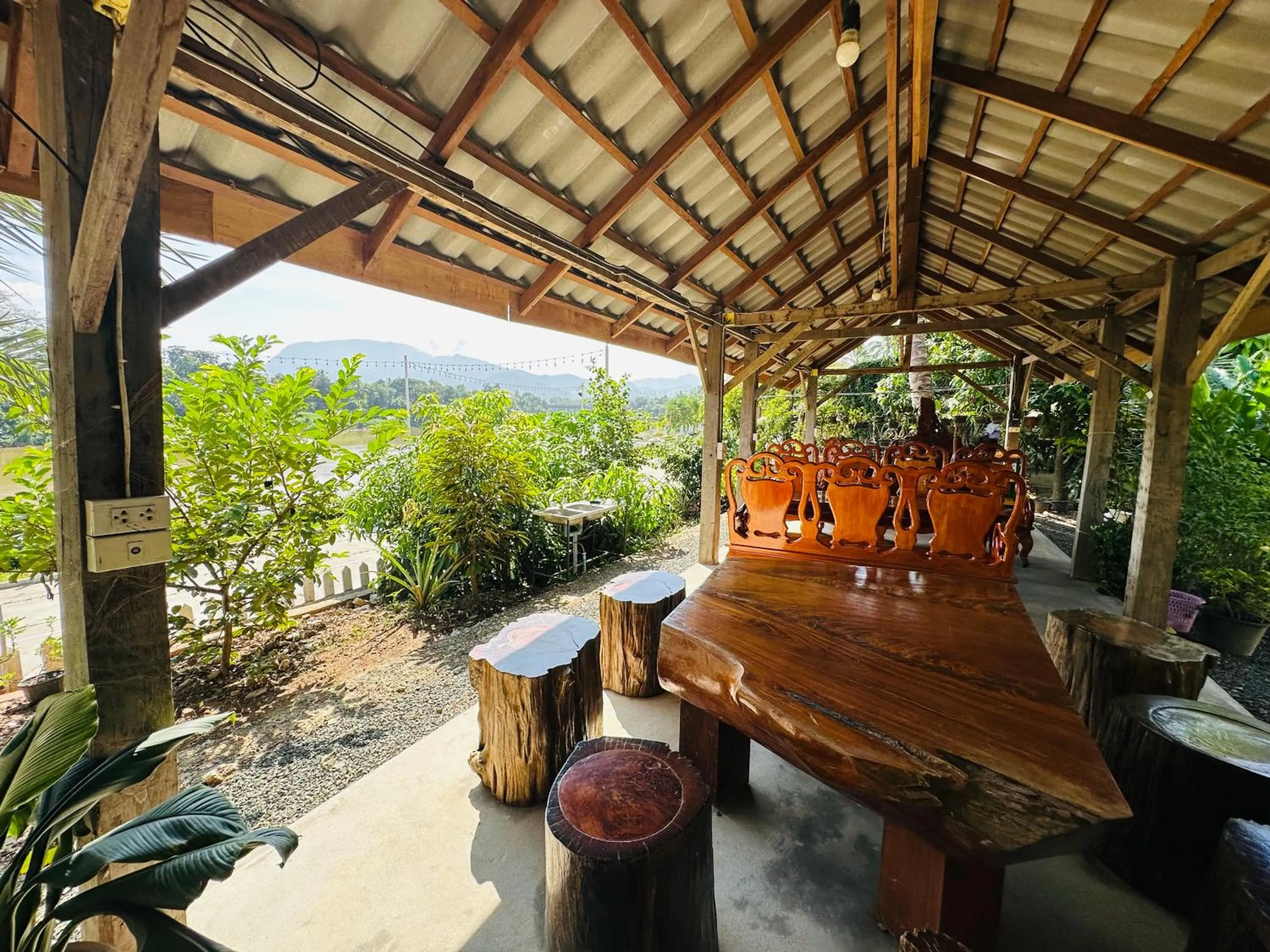 Patio in Kingkham Riverside Hotel