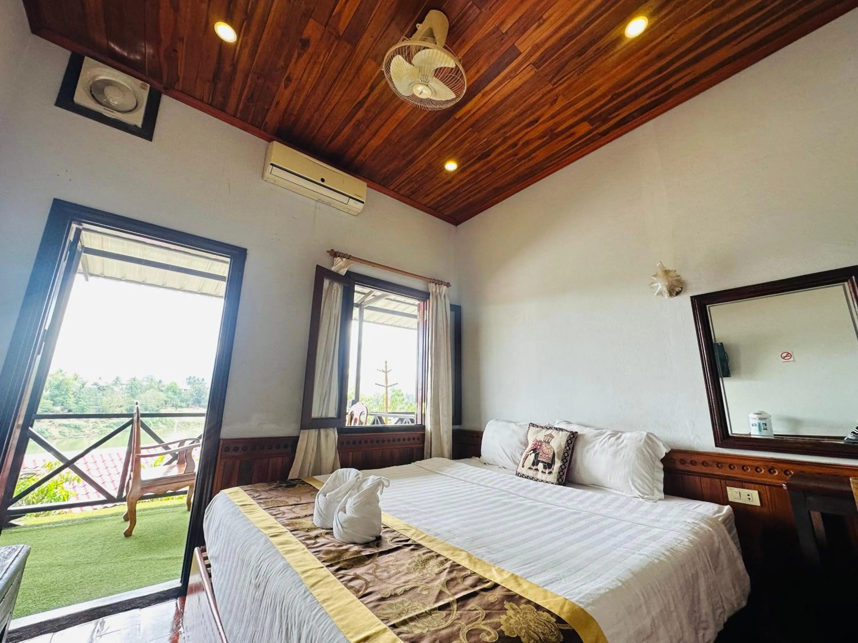 Bedroom, Bed in Kingkham Riverside Hotel