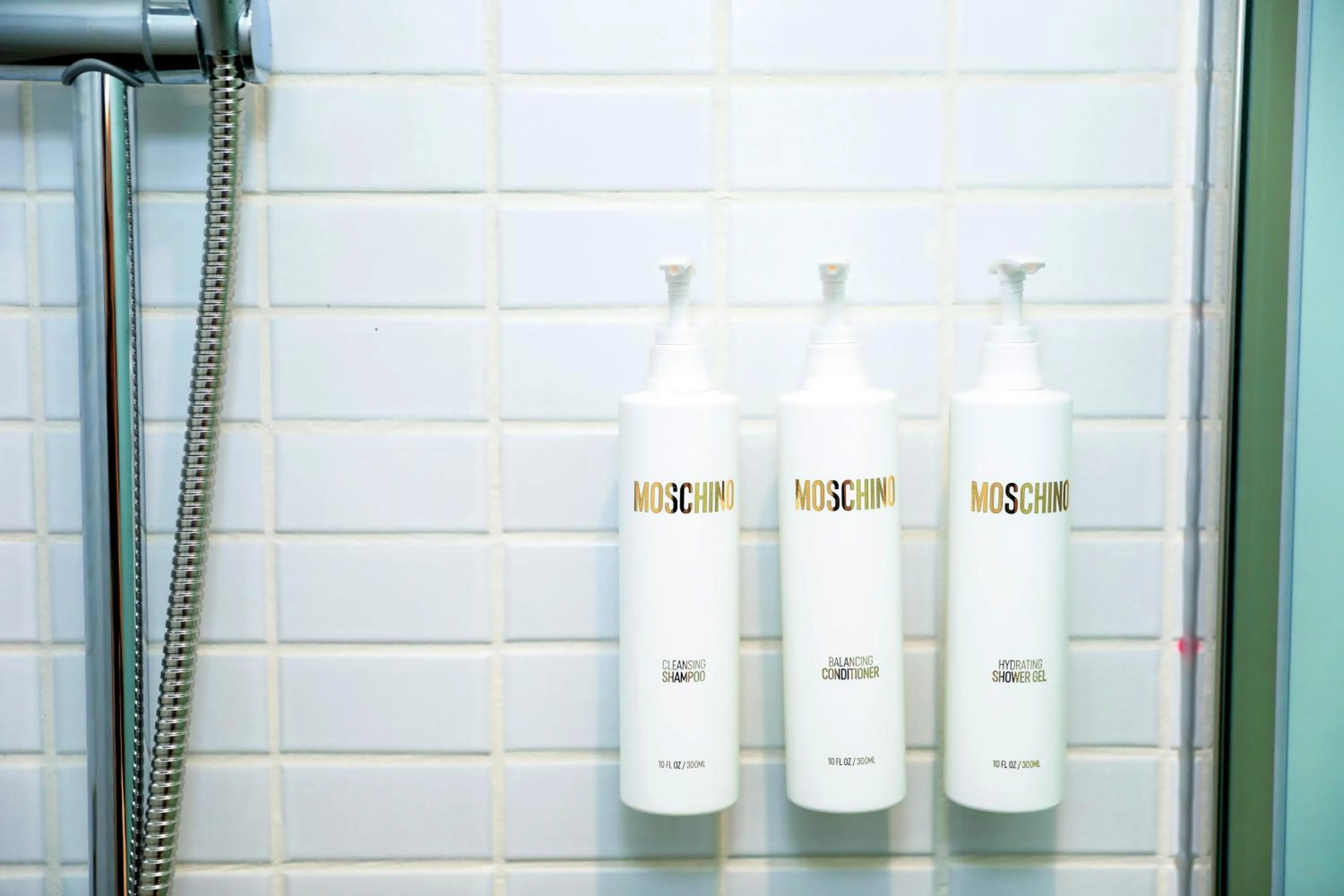 Shower in Wonderwall Ximending