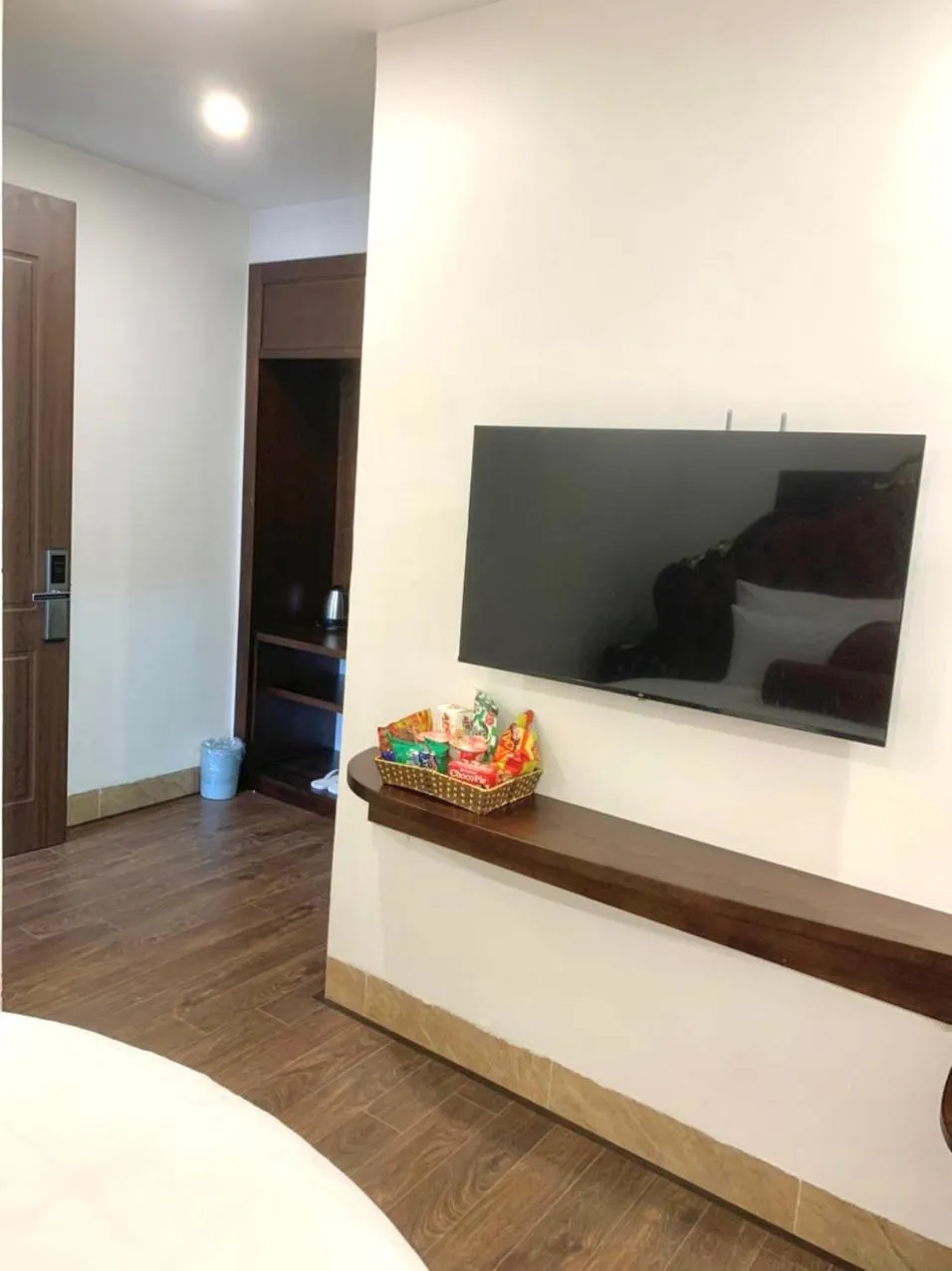 TV and multimedia, Bed in Royal Hotel Sài Đồng - Long Biên