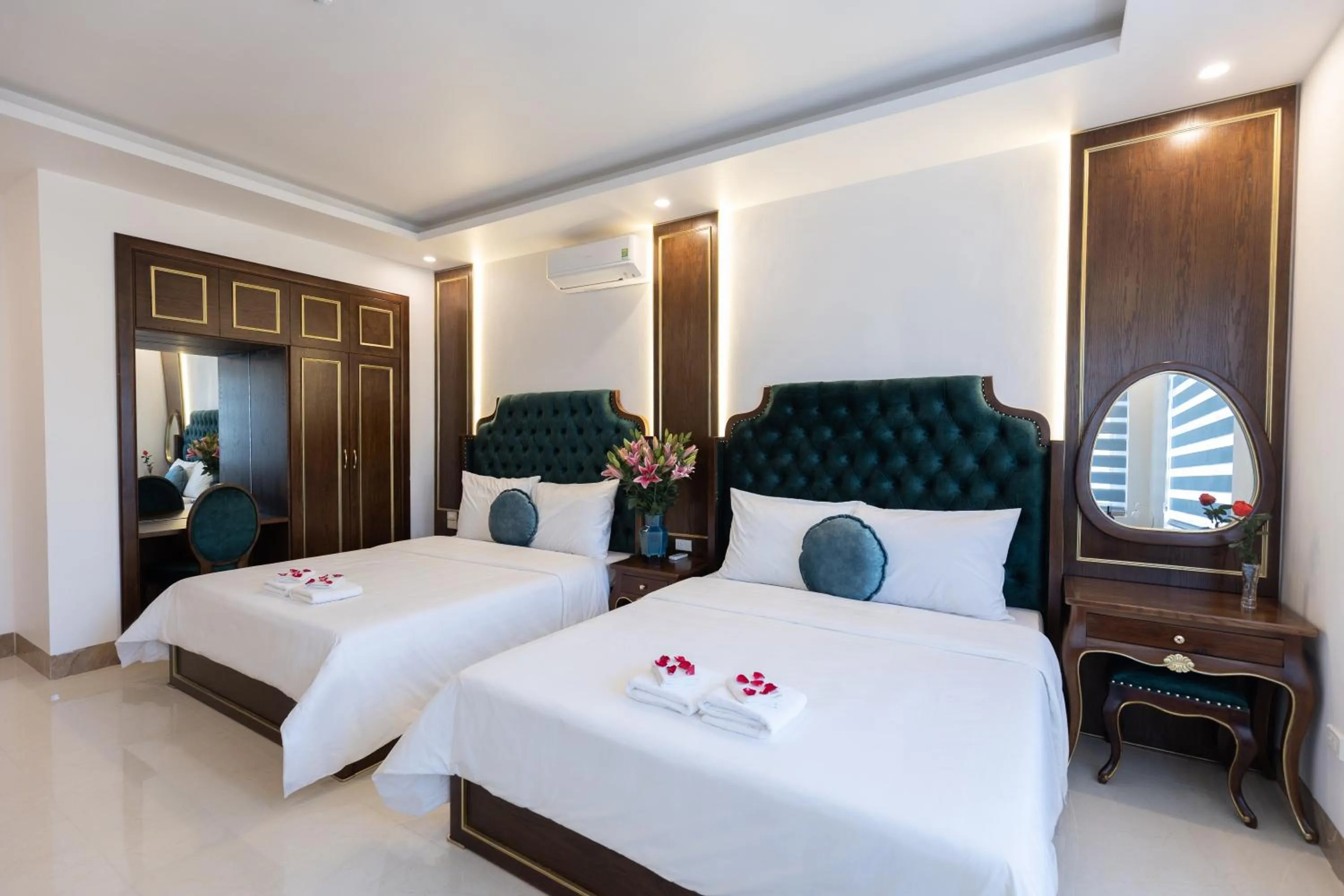 Bed in Royal Hotel Sài Đồng - Long Biên