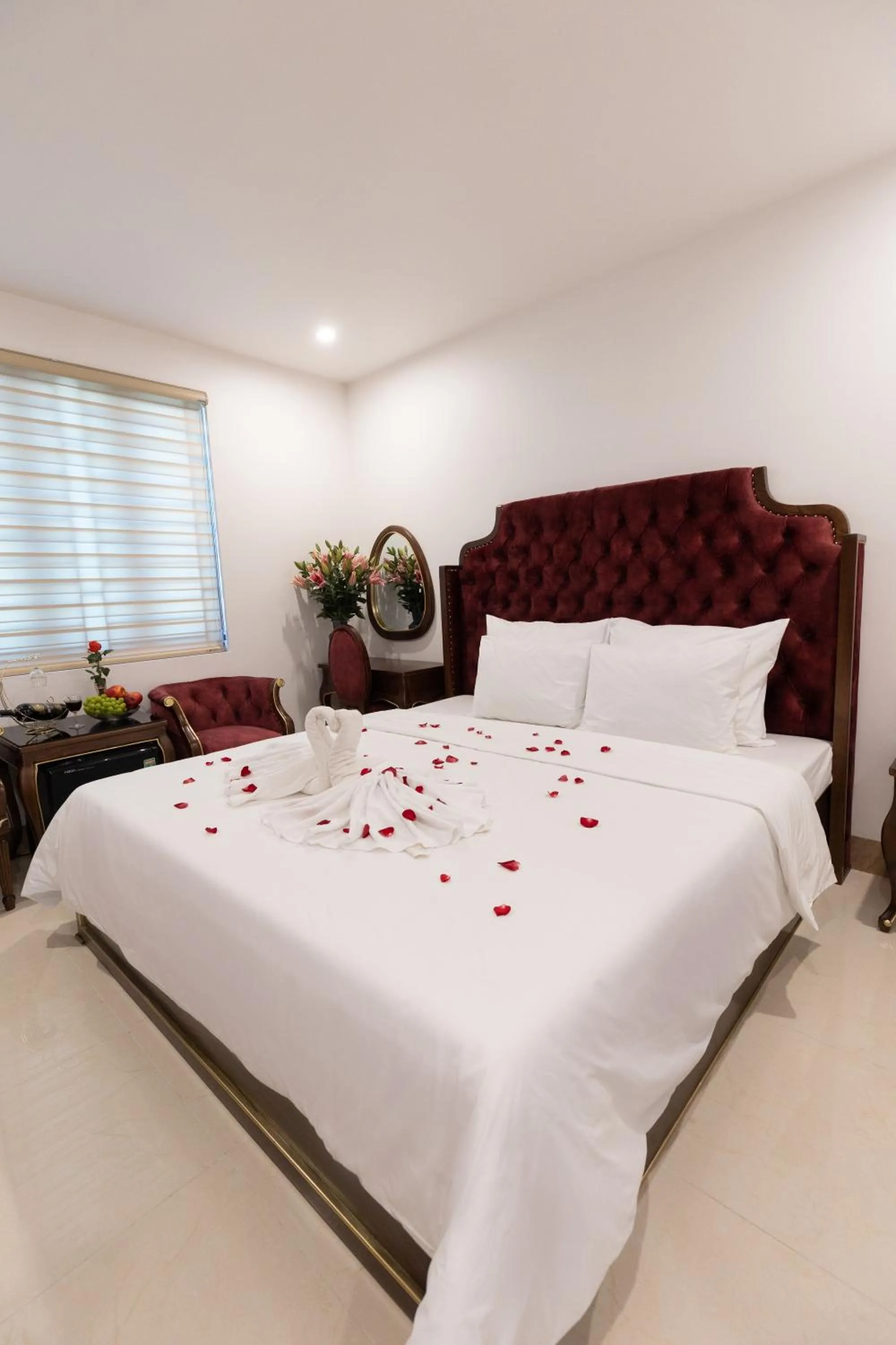 Bed in Royal Hotel Sài Đồng - Long Biên