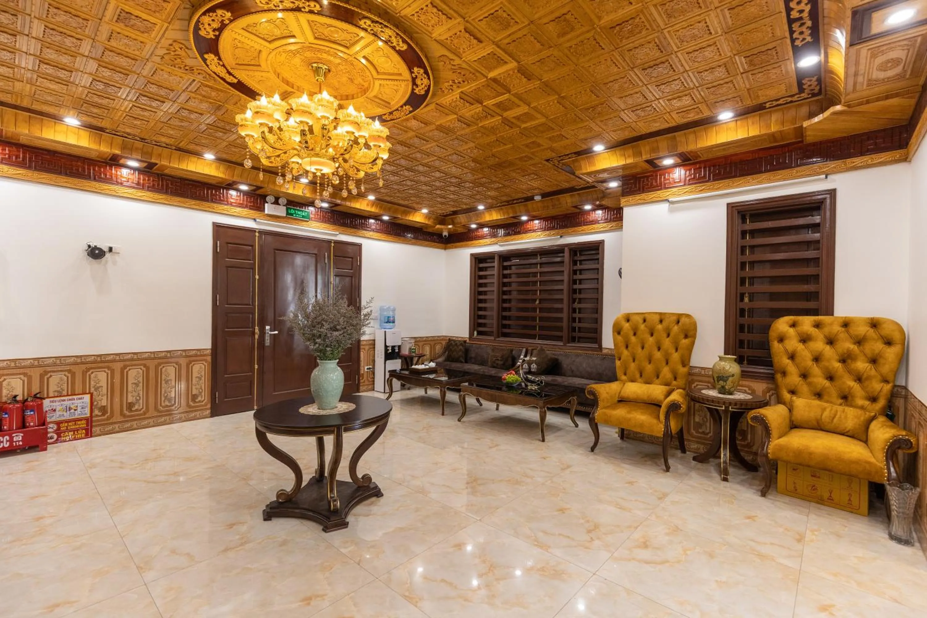 Communal lounge/ TV room in Royal Hotel Sài Đồng - Long Biên