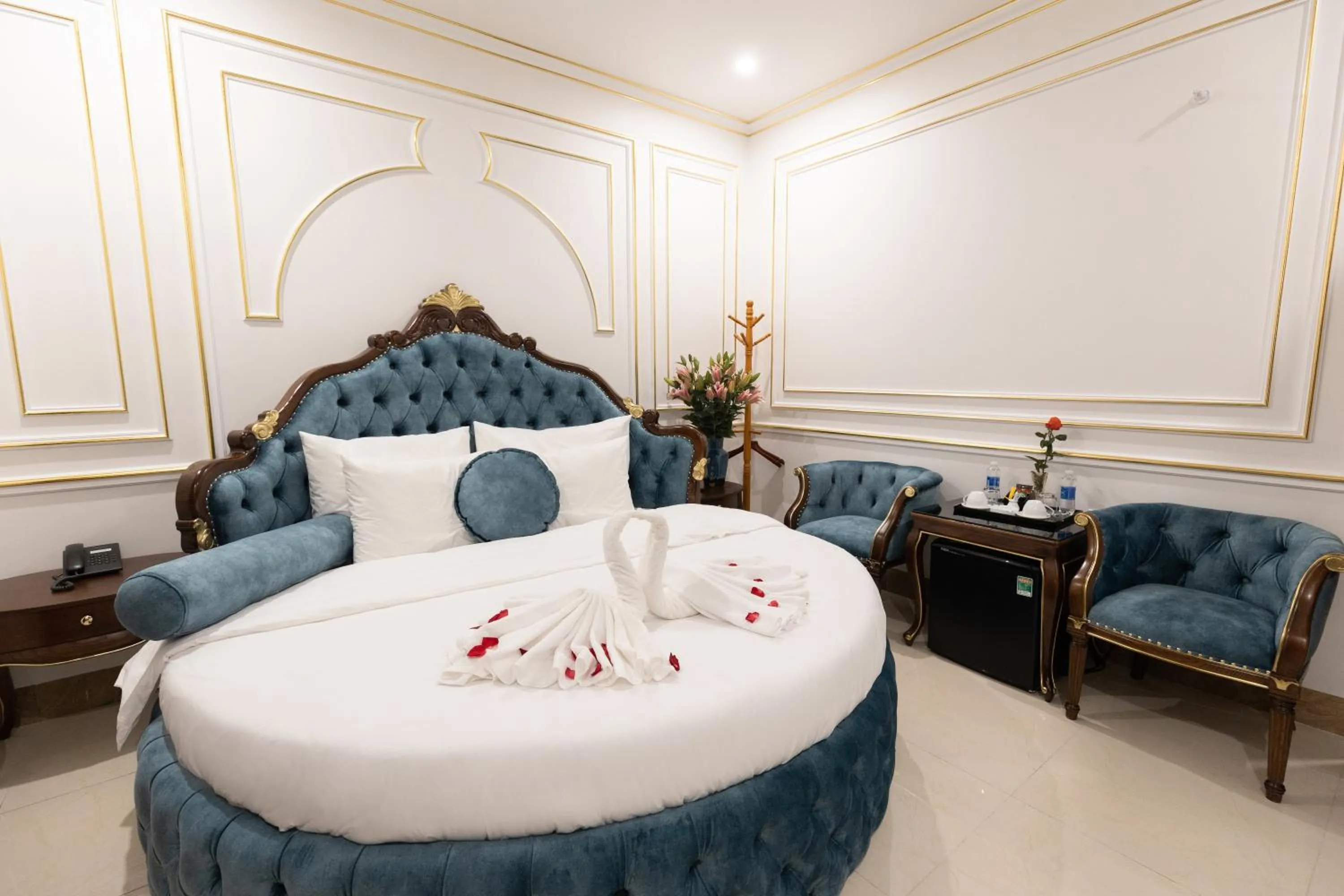 Bed in Royal Hotel Sài Đồng - Long Biên