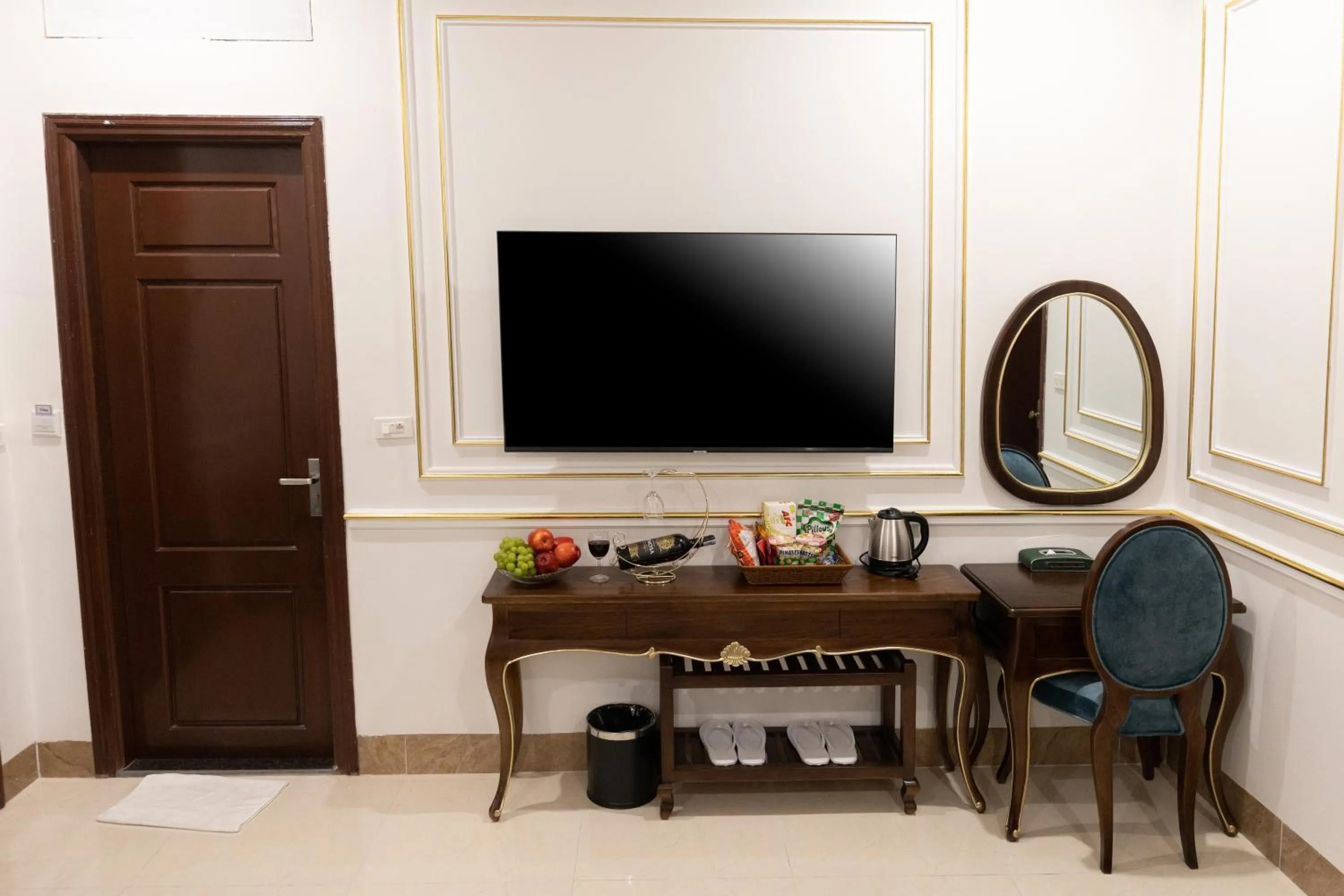 TV and multimedia in Royal Hotel Sài Đồng - Long Biên