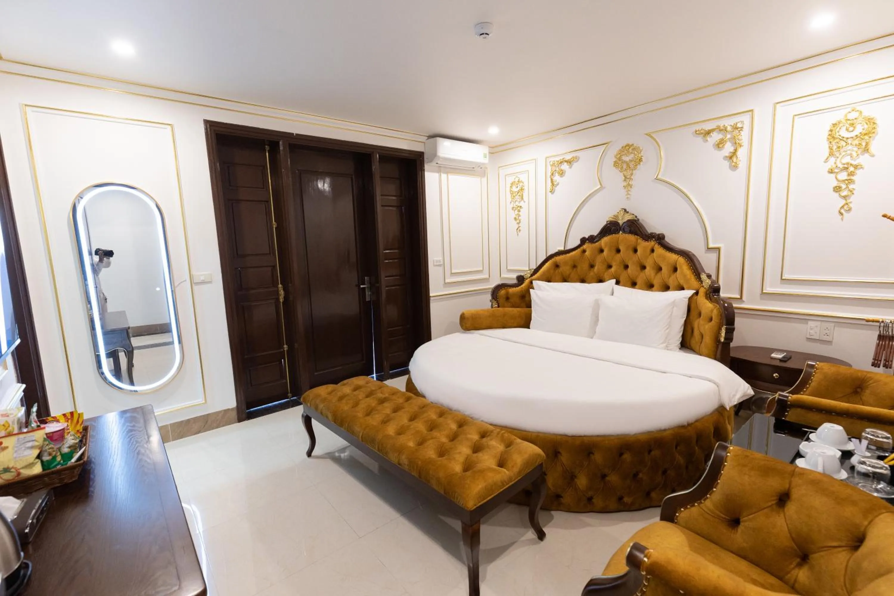 Bed in Royal Hotel Sài Đồng - Long Biên