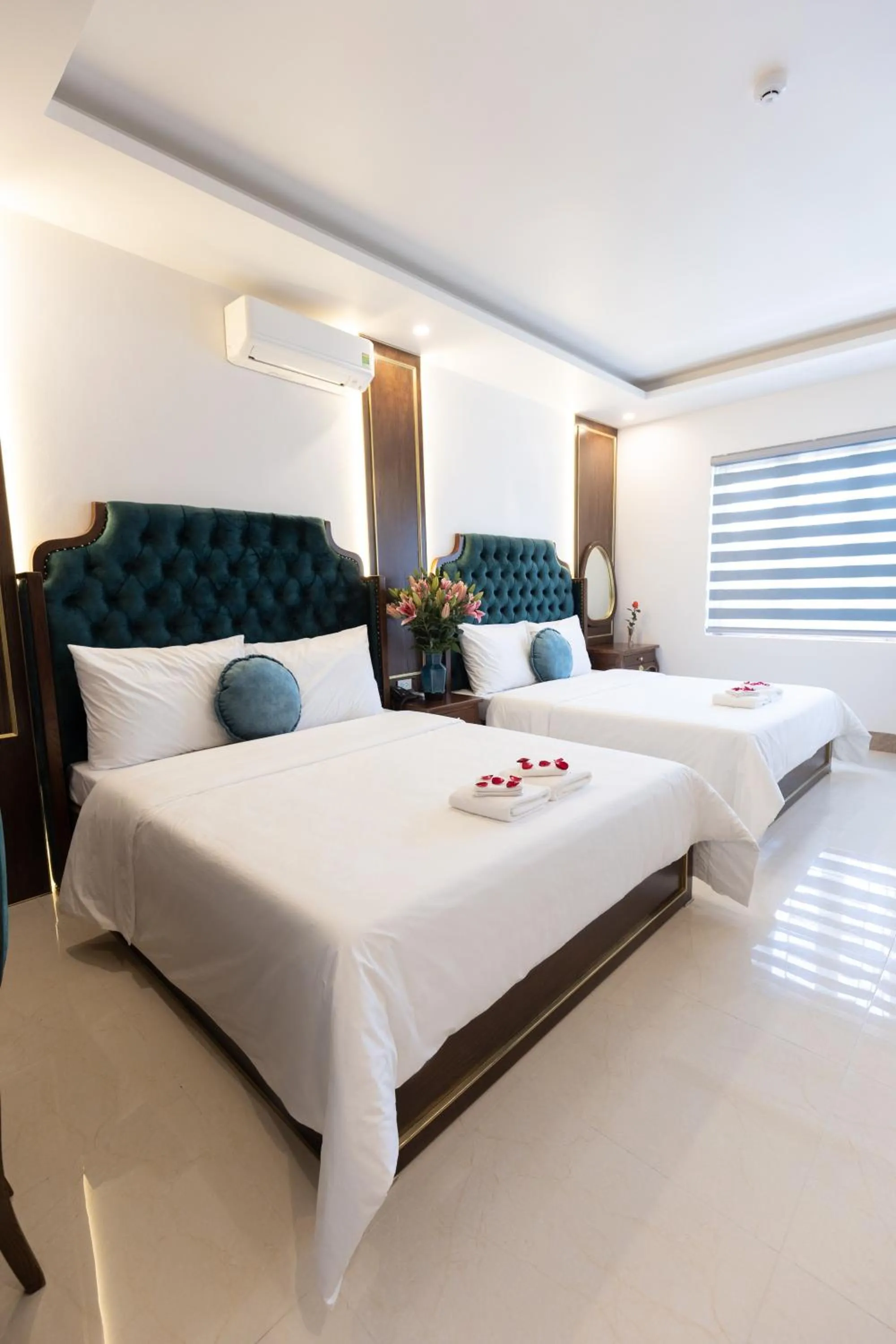 Bed in Royal Hotel Sài Đồng - Long Biên