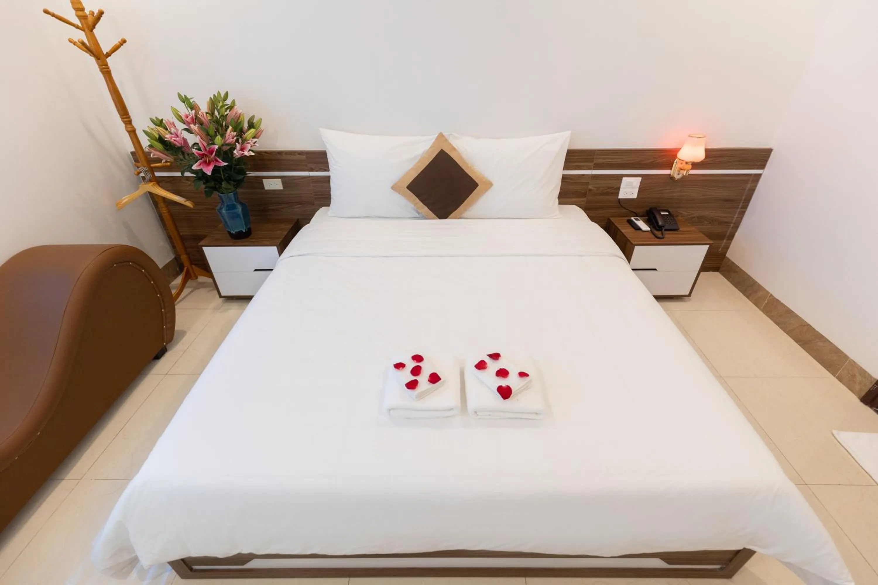 Bed in Royal Hotel Sài Đồng - Long Biên