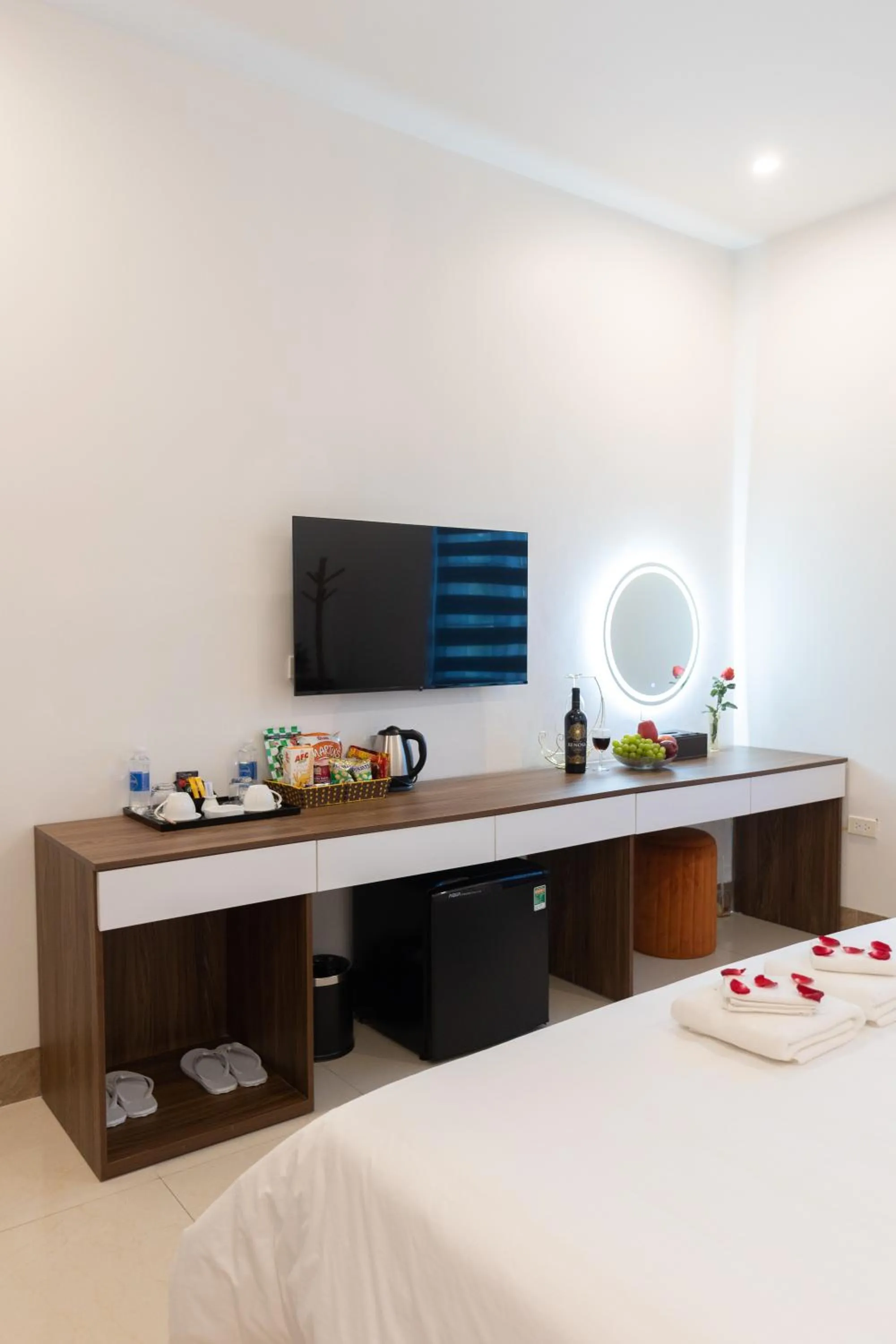 TV and multimedia, Bed in Royal Hotel Sài Đồng - Long Biên