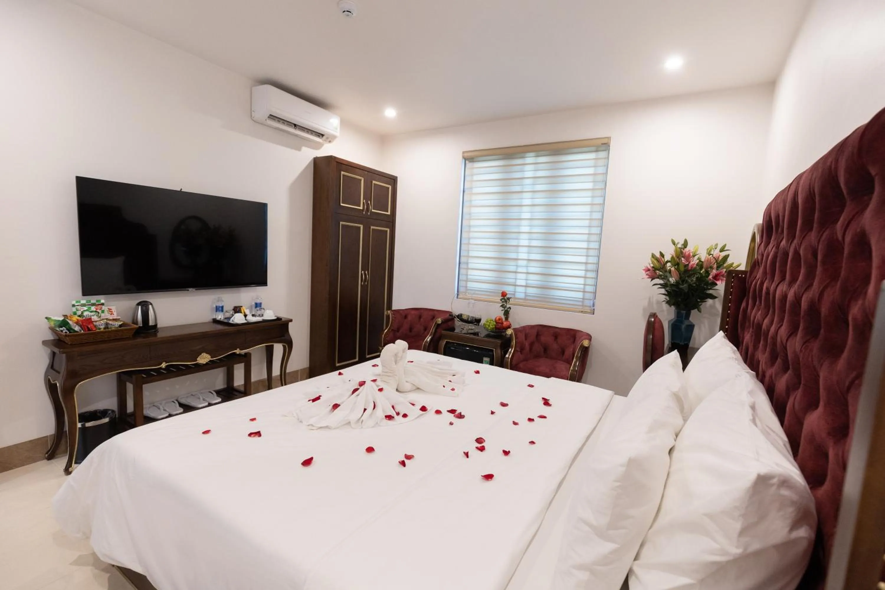 Bed in Royal Hotel Sài Đồng - Long Biên