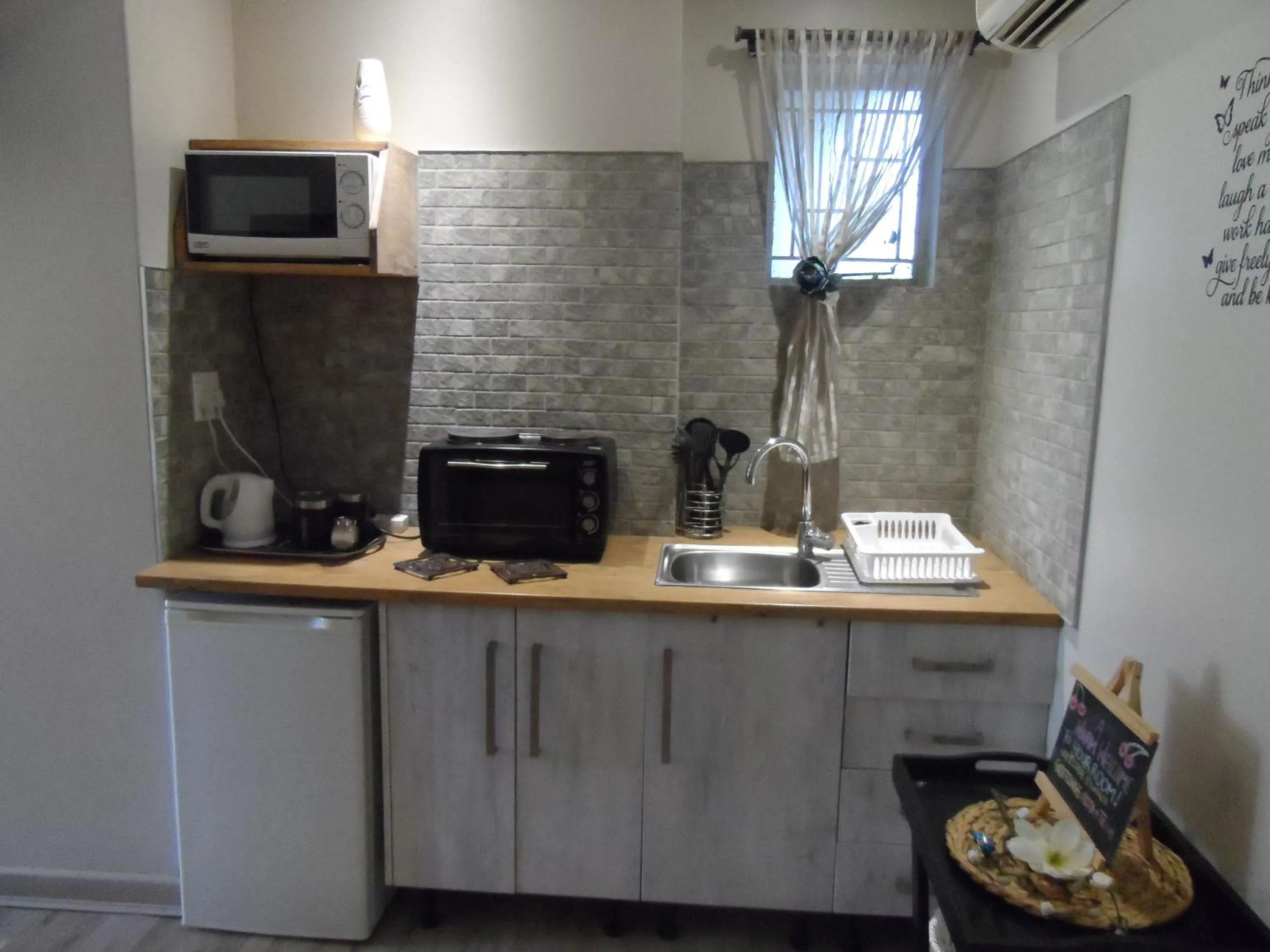 Coffee/tea facilities in A Cherry Lane Self Catering and B&B