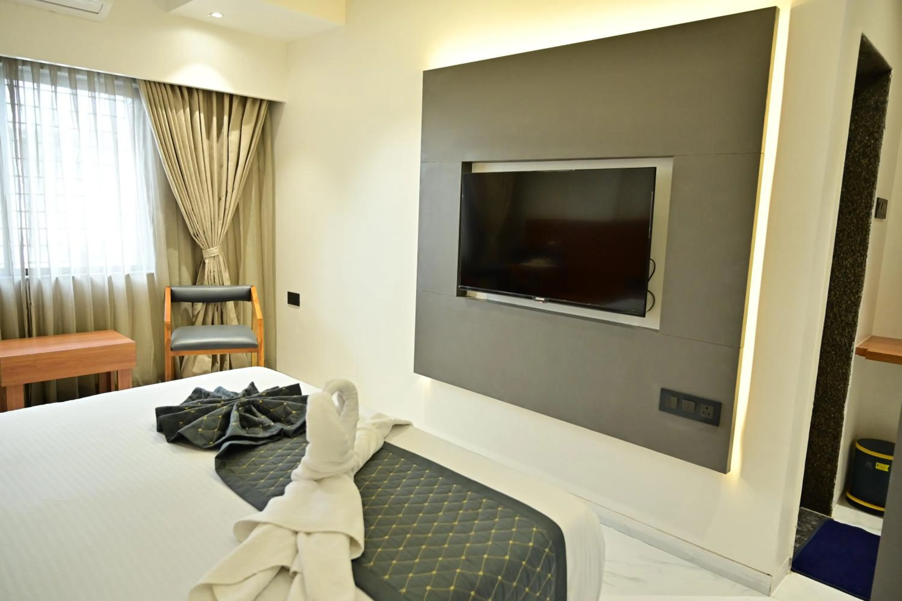 Communal lounge/ TV room, Bed in Hotel Sai Kamal