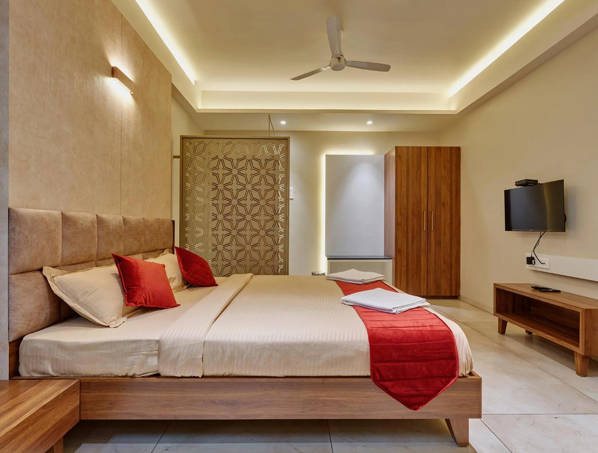 Bed in Hotel Swamini Kolhapur