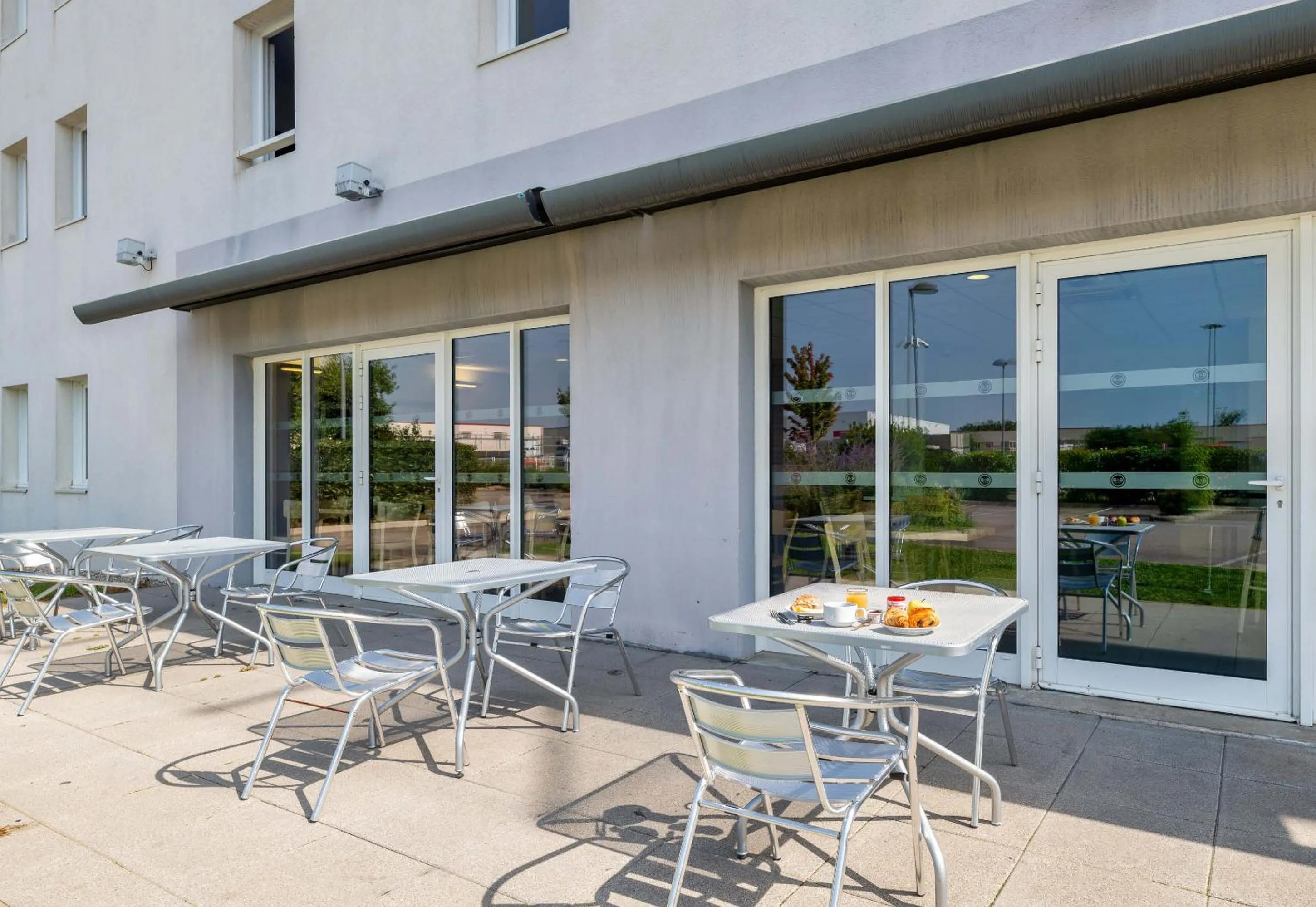 Patio in B&B HOTEL Lyon Eurexpo Chassieu