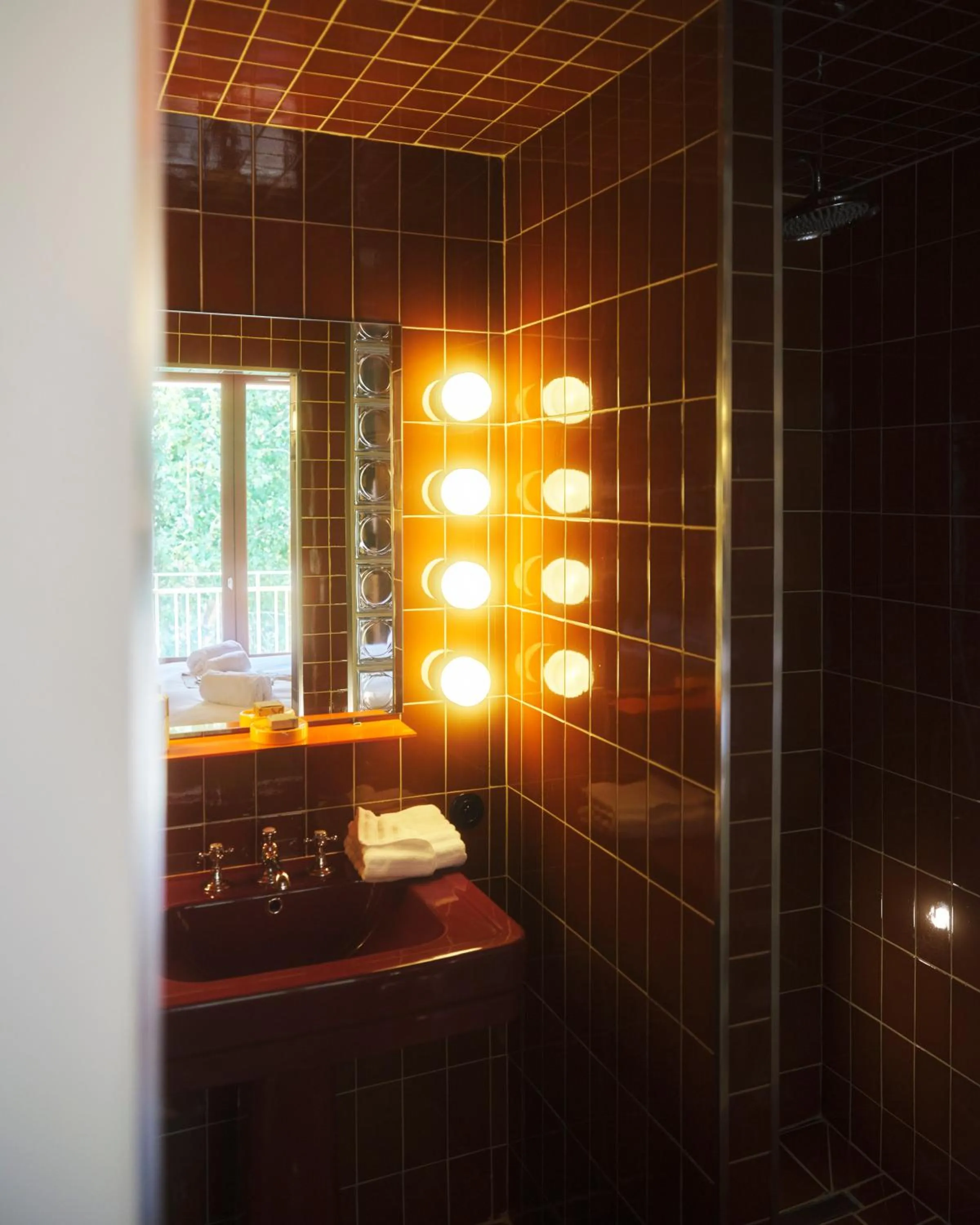 Shower in Hôtel Présent - Entrée autonome, réception en ligne - Encore Mieux