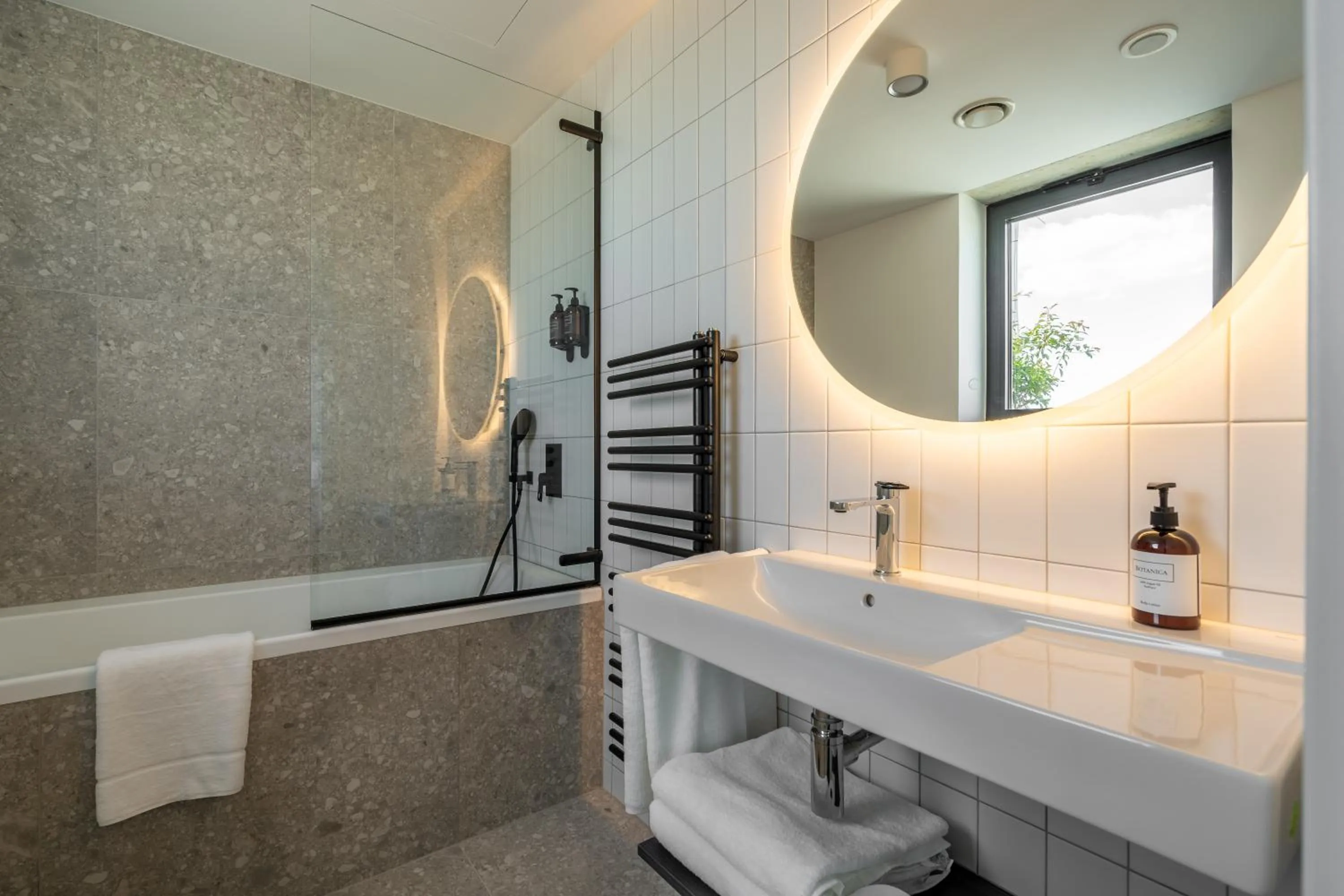 Bath in HONEST Ricany