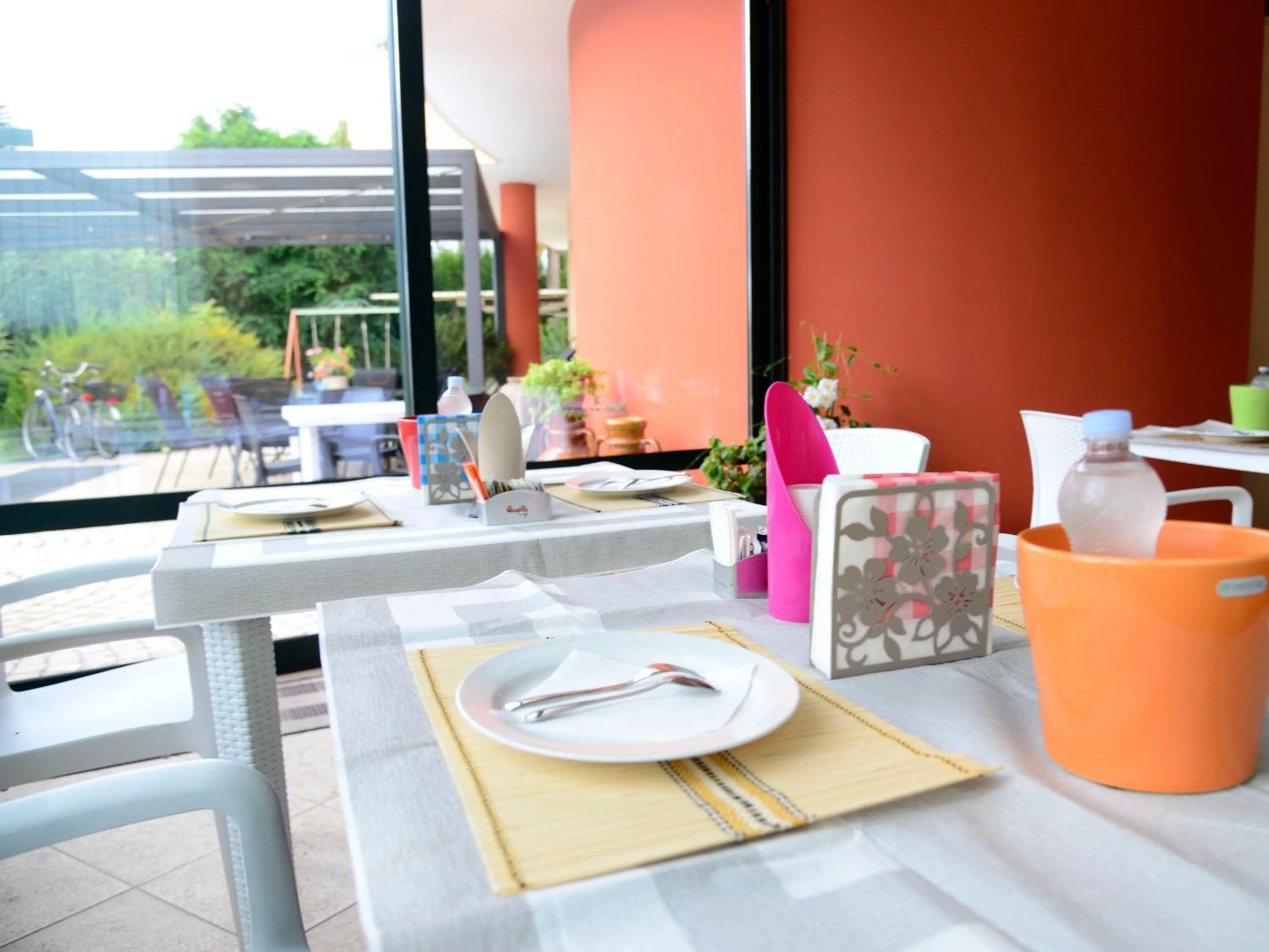 Restaurant/places to eat in B & B Paradise