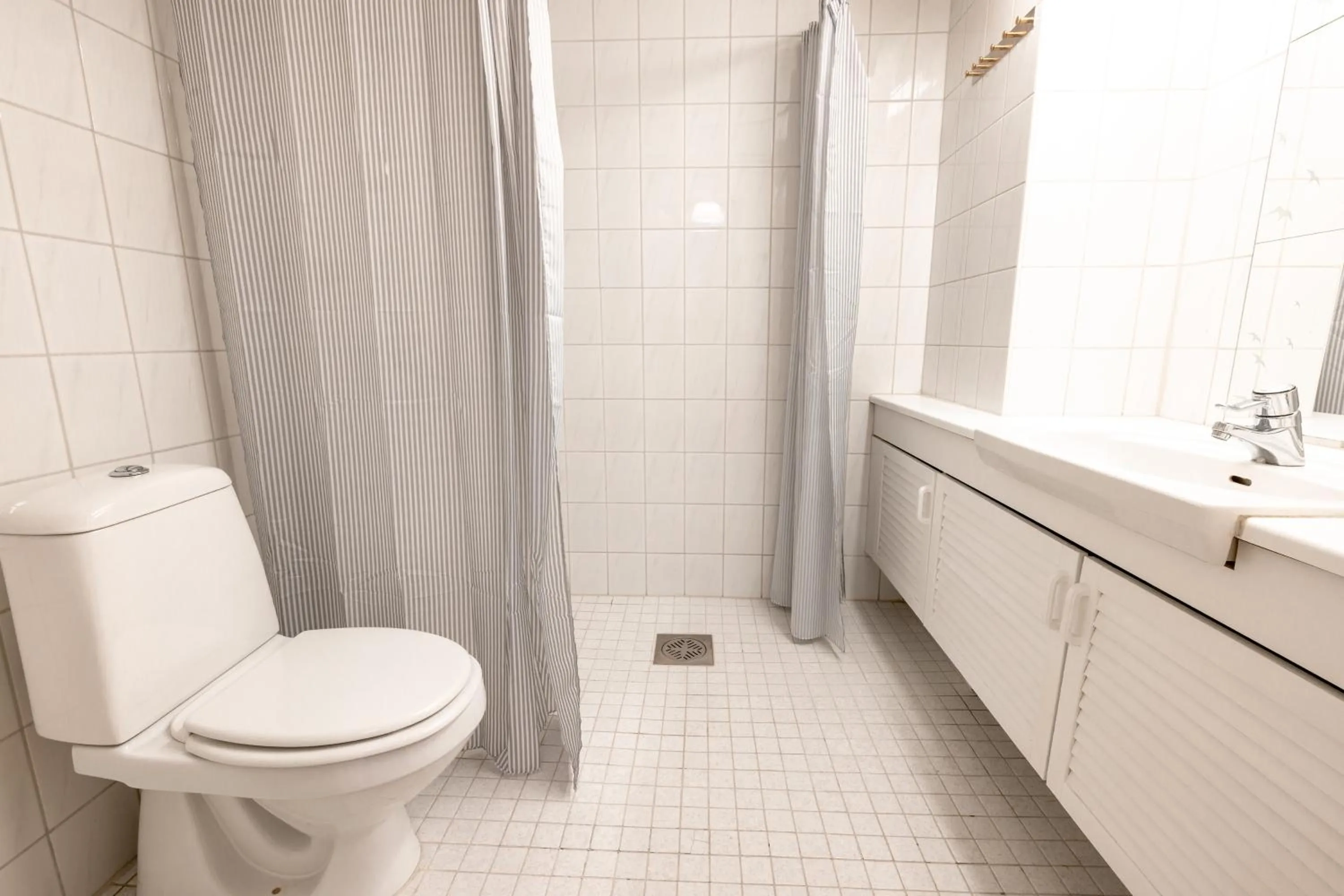 Shower in 2ndhomes Central & Cozy 1 BR Apartment in Kaisaniemi