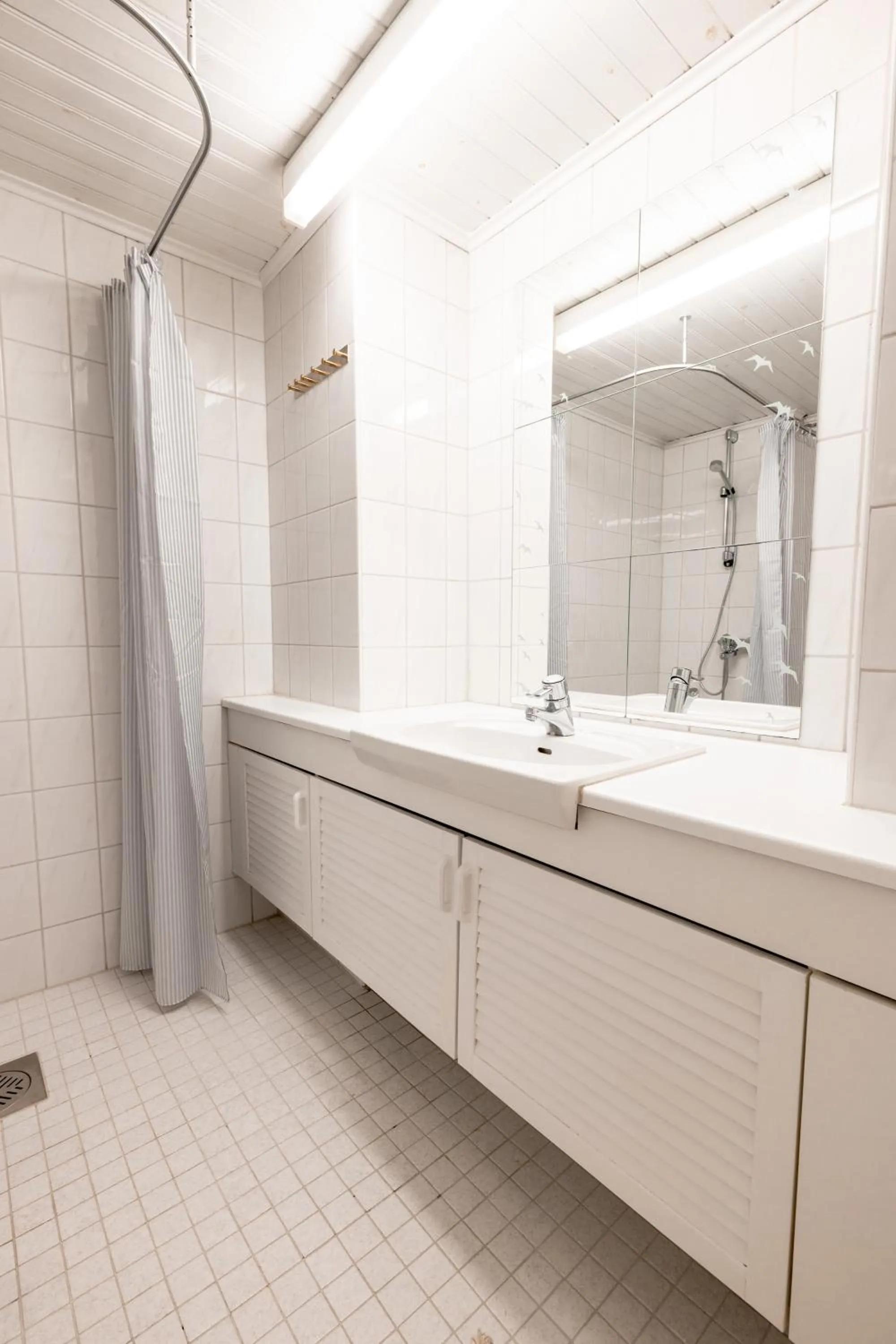Shower in 2ndhomes Central & Cozy 1 BR Apartment in Kaisaniemi