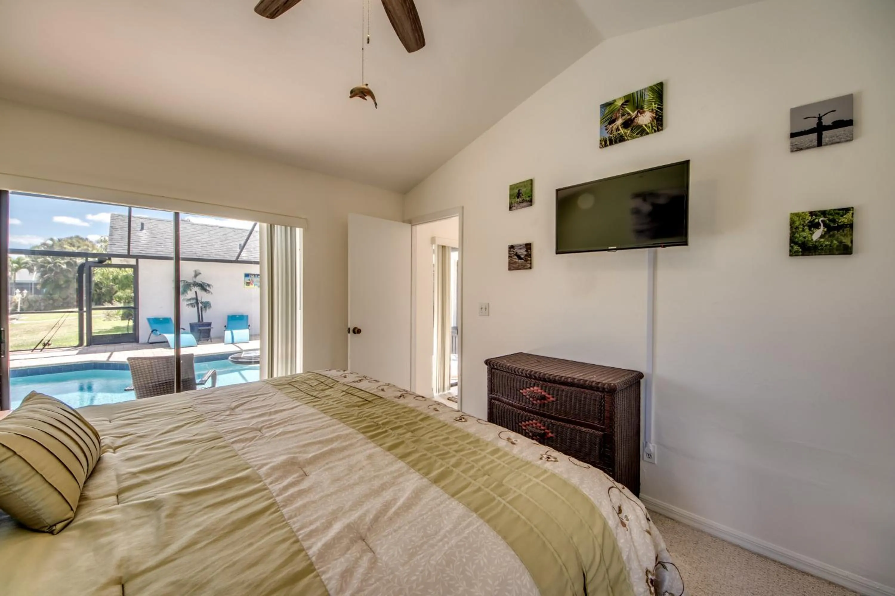 Bed in Villa McArita - 4 bedroom home w. heated pool on the water