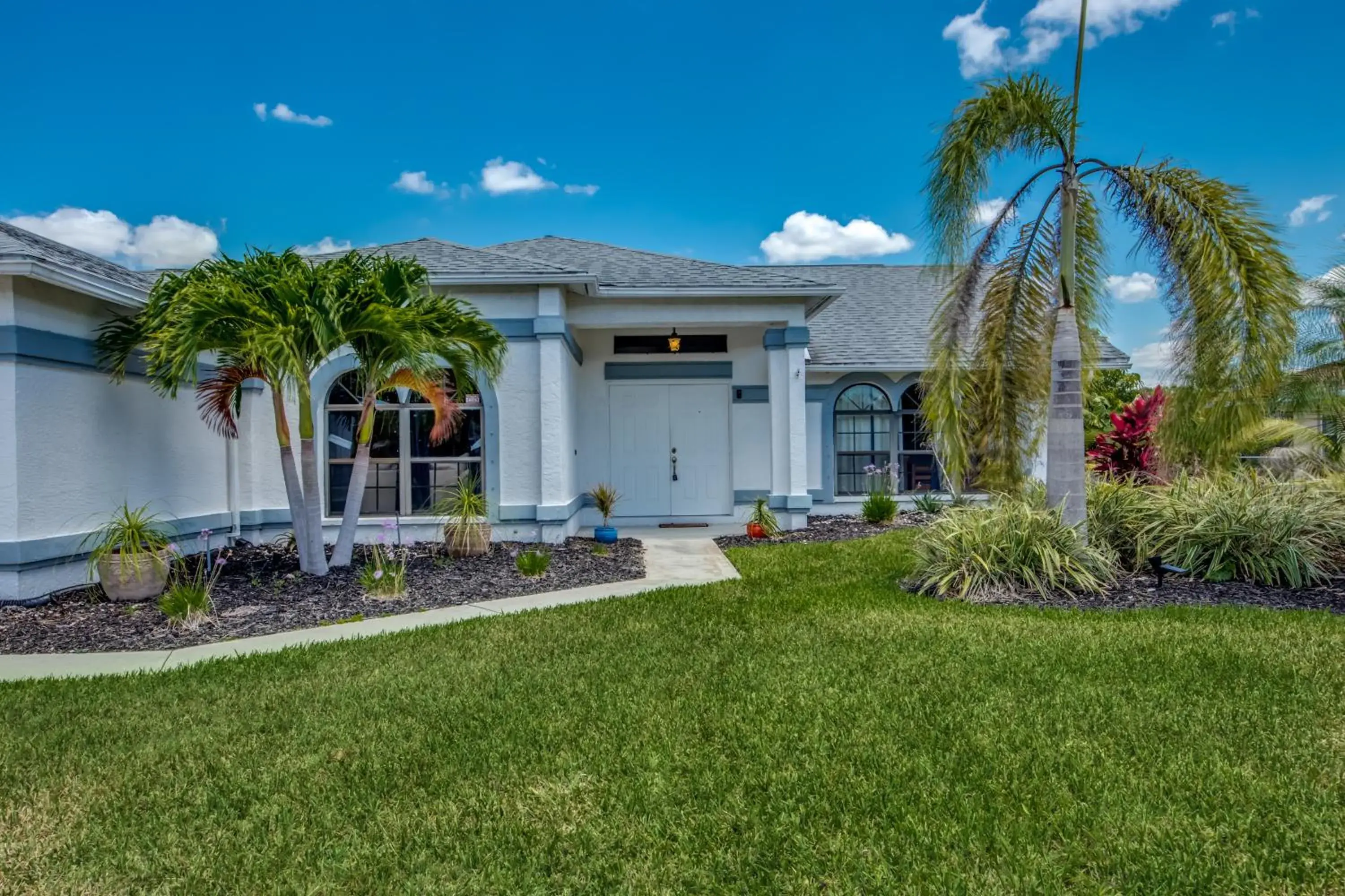 Villa McArita - 4 bedroom home w. heated pool on the water Villa McArita - 4 bedroom home w. heated pool on the water