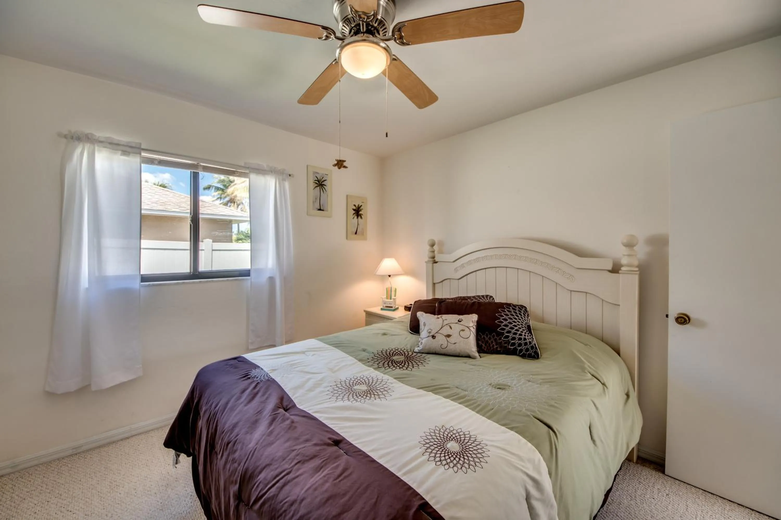 Bed in Villa McArita - 4 bedroom home w. heated pool on the water