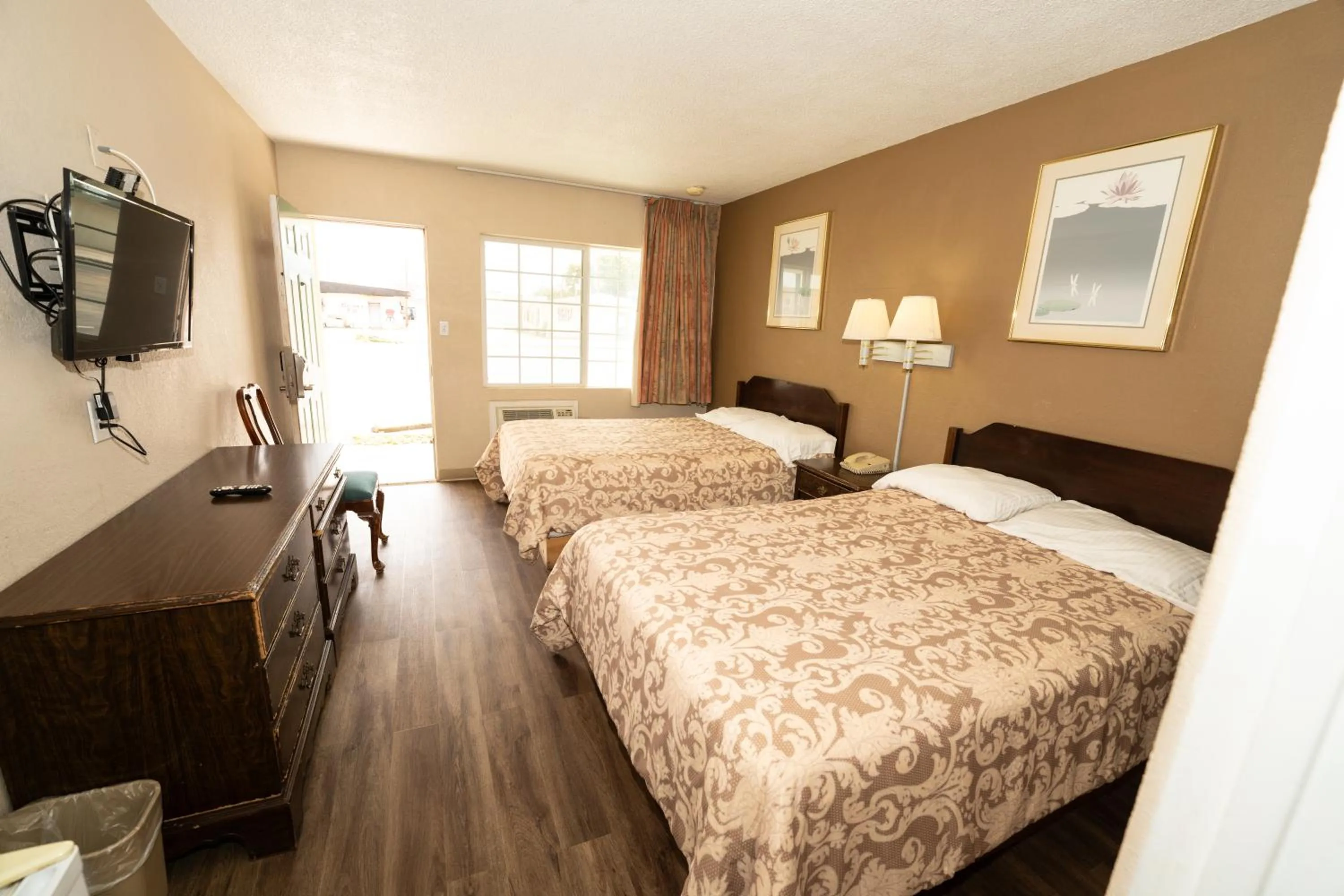 Bed in Budget Inn Snyder