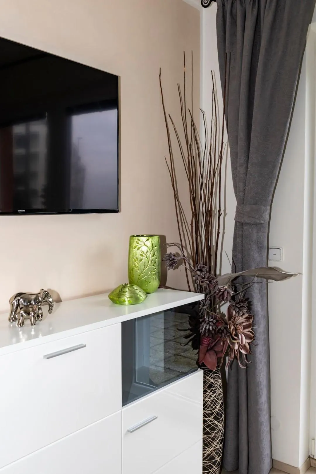 TV and multimedia in Bastien Studio near Airport