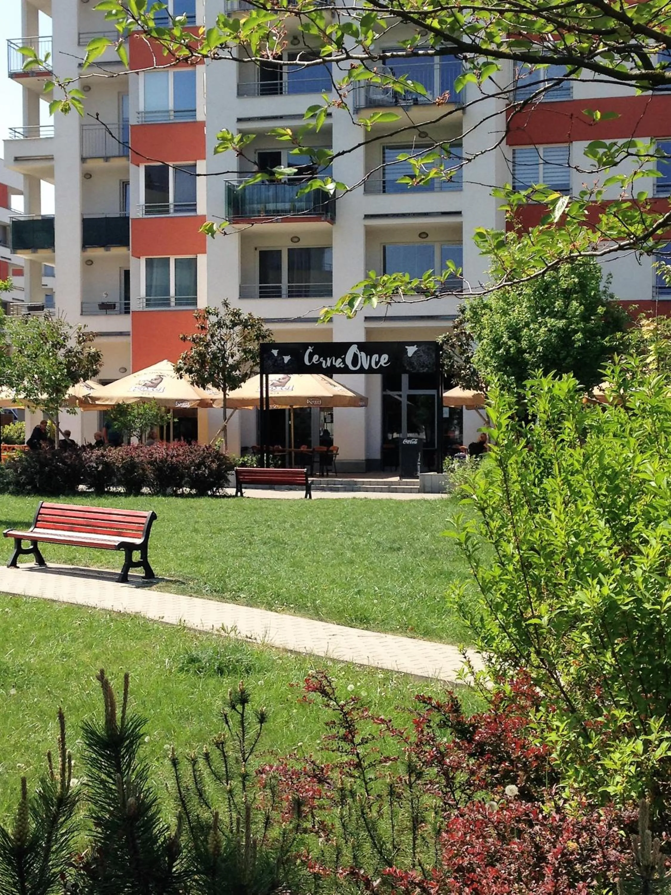 Restaurant/places to eat in Bastien Studio near Airport