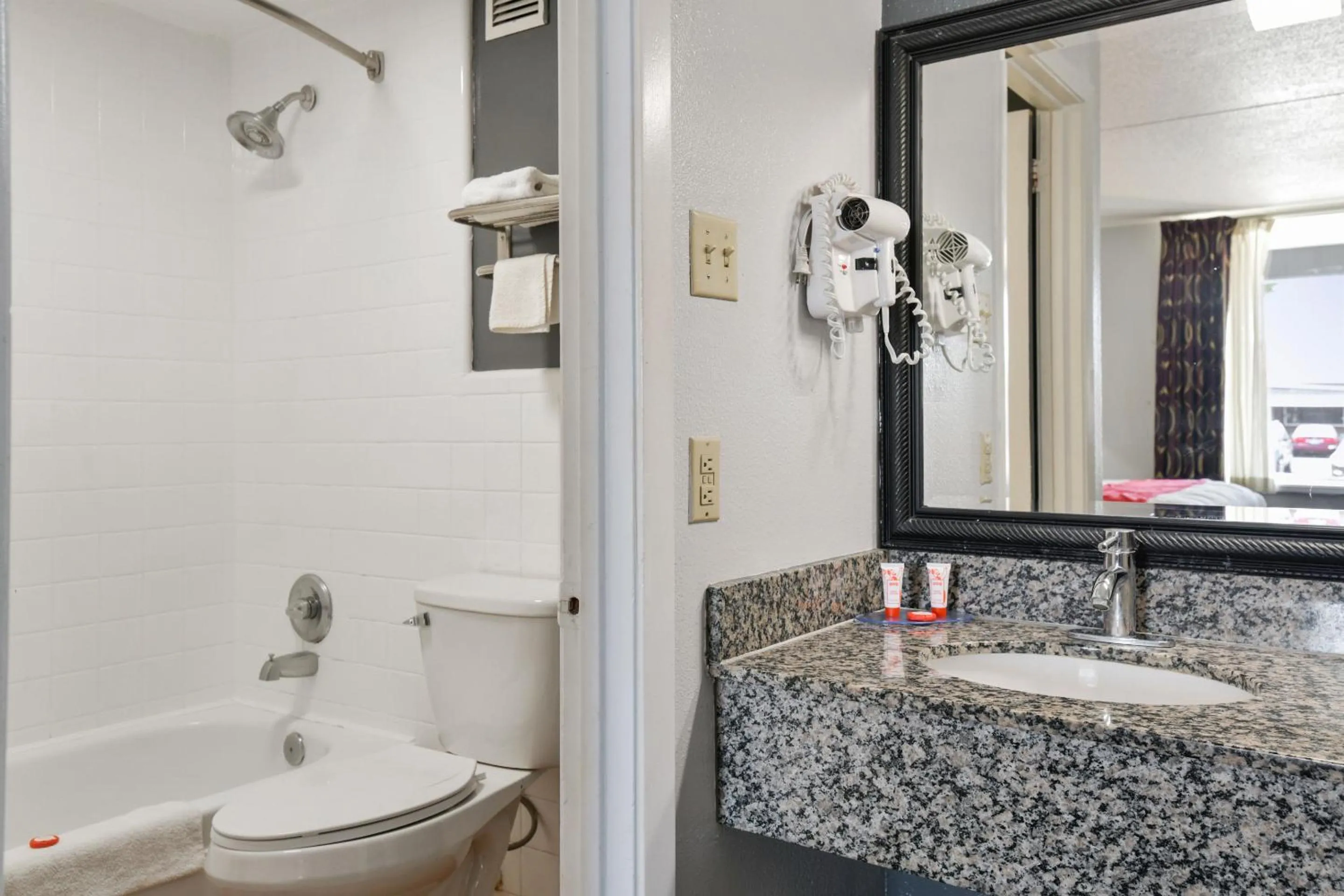 Toilet in OYO Hotel Lake Park-Valdosta I-75, Exit 5