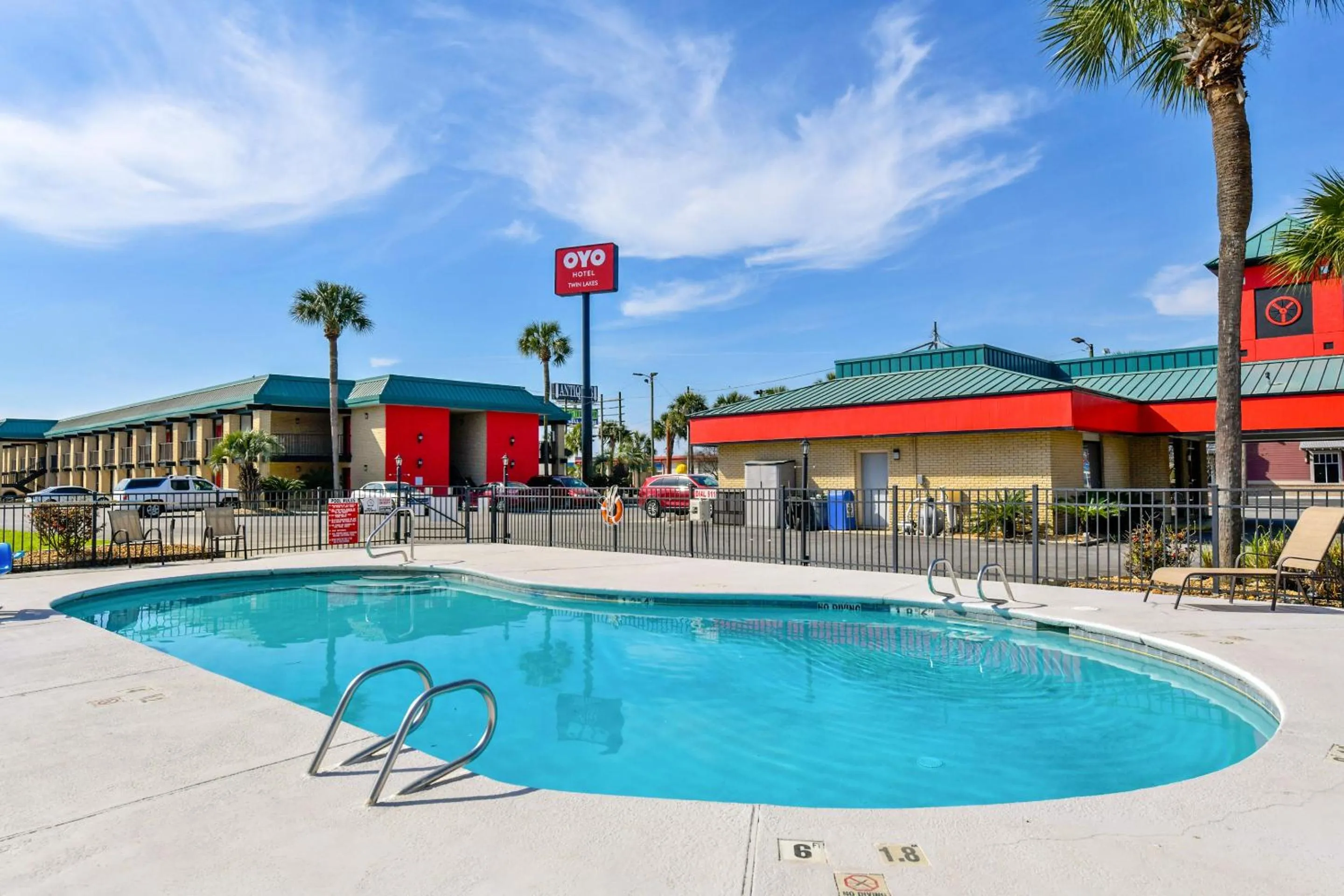 Swimming pool in OYO Hotel Lake Park-Valdosta I-75, Exit 5