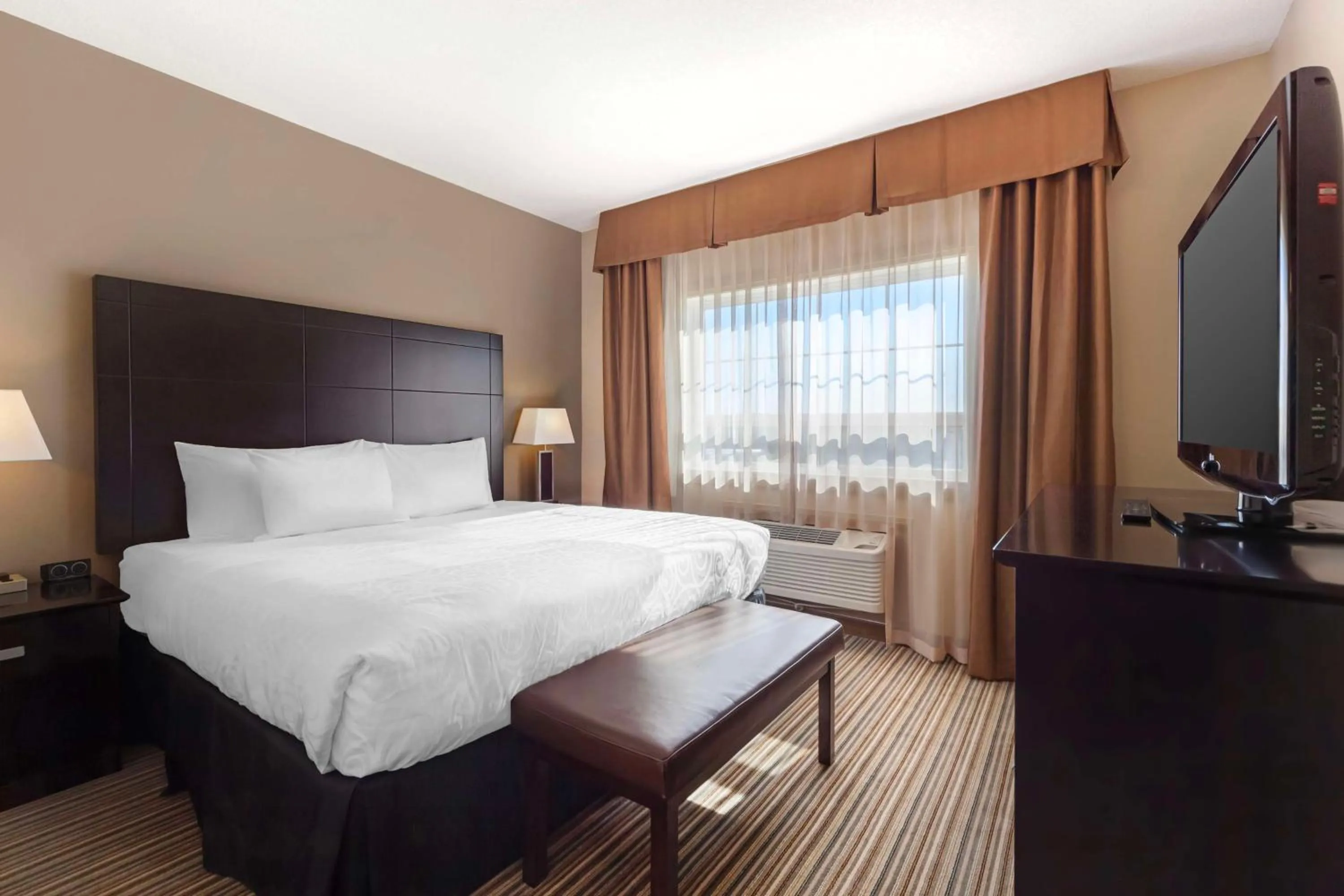 Bedroom, Bed in Best Western Plus Peace River Hotel & Suites