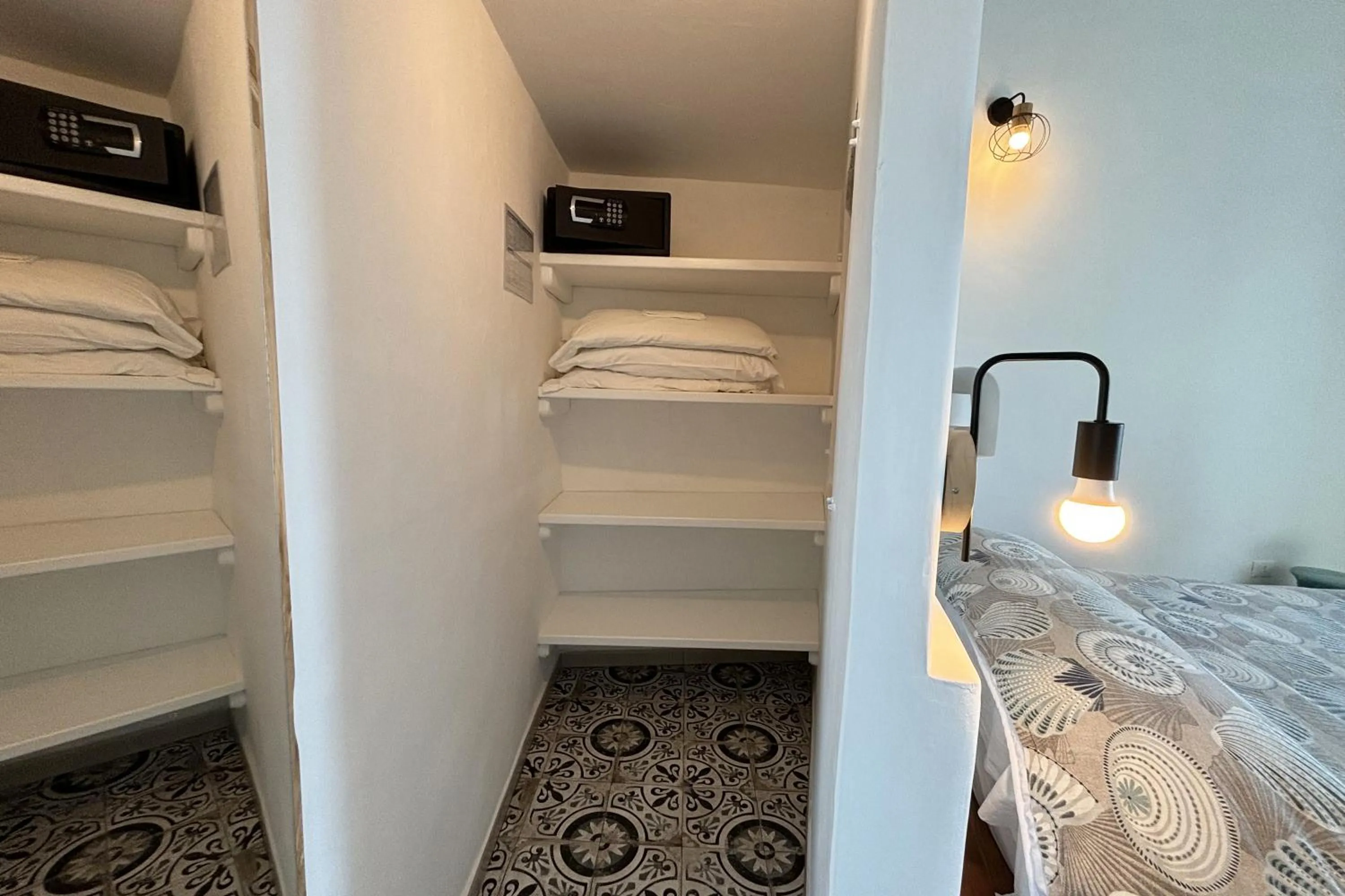 wardrobe, Bed in Casa Acquamarina