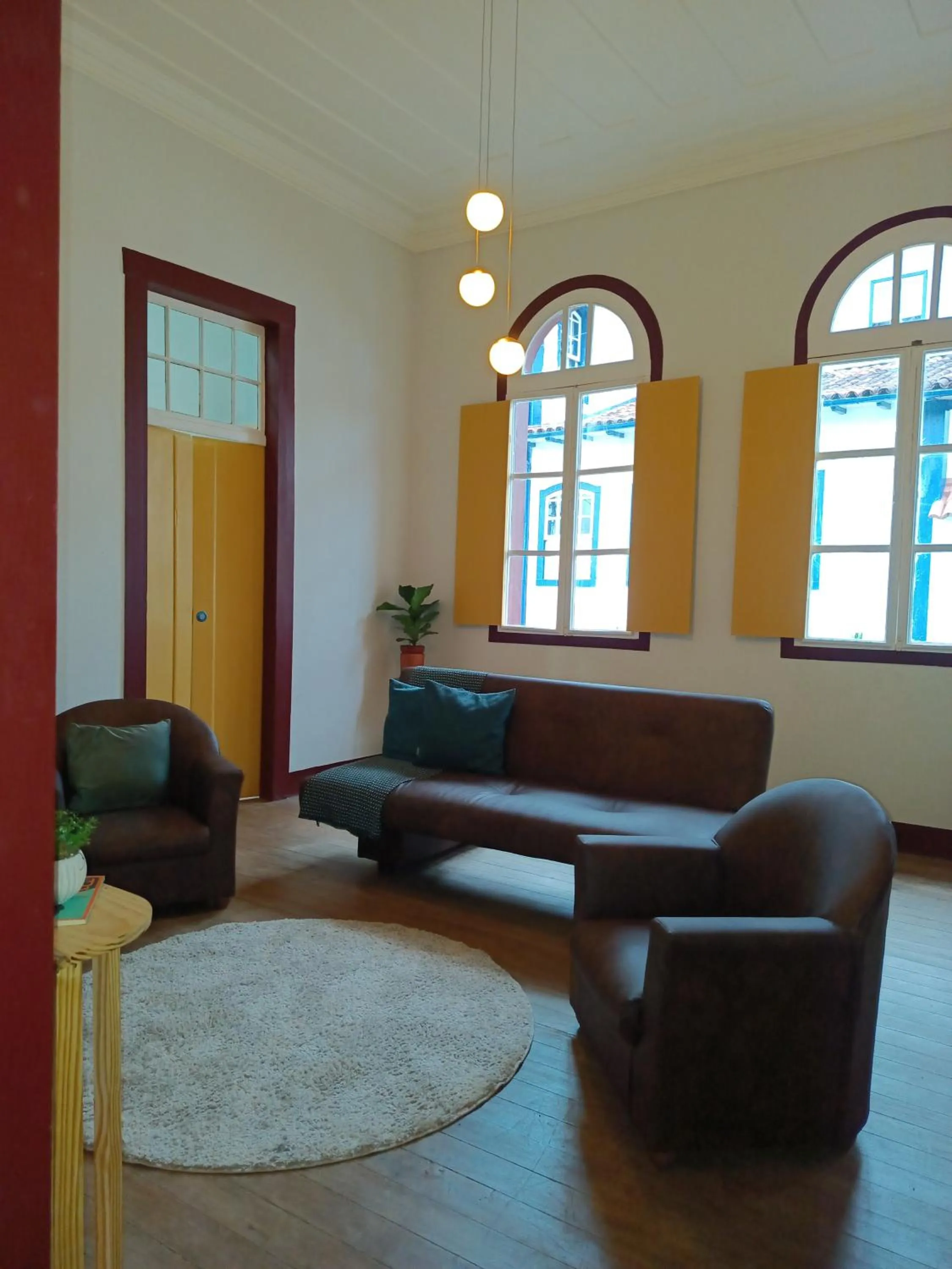 Communal lounge/ TV room in É Hostel