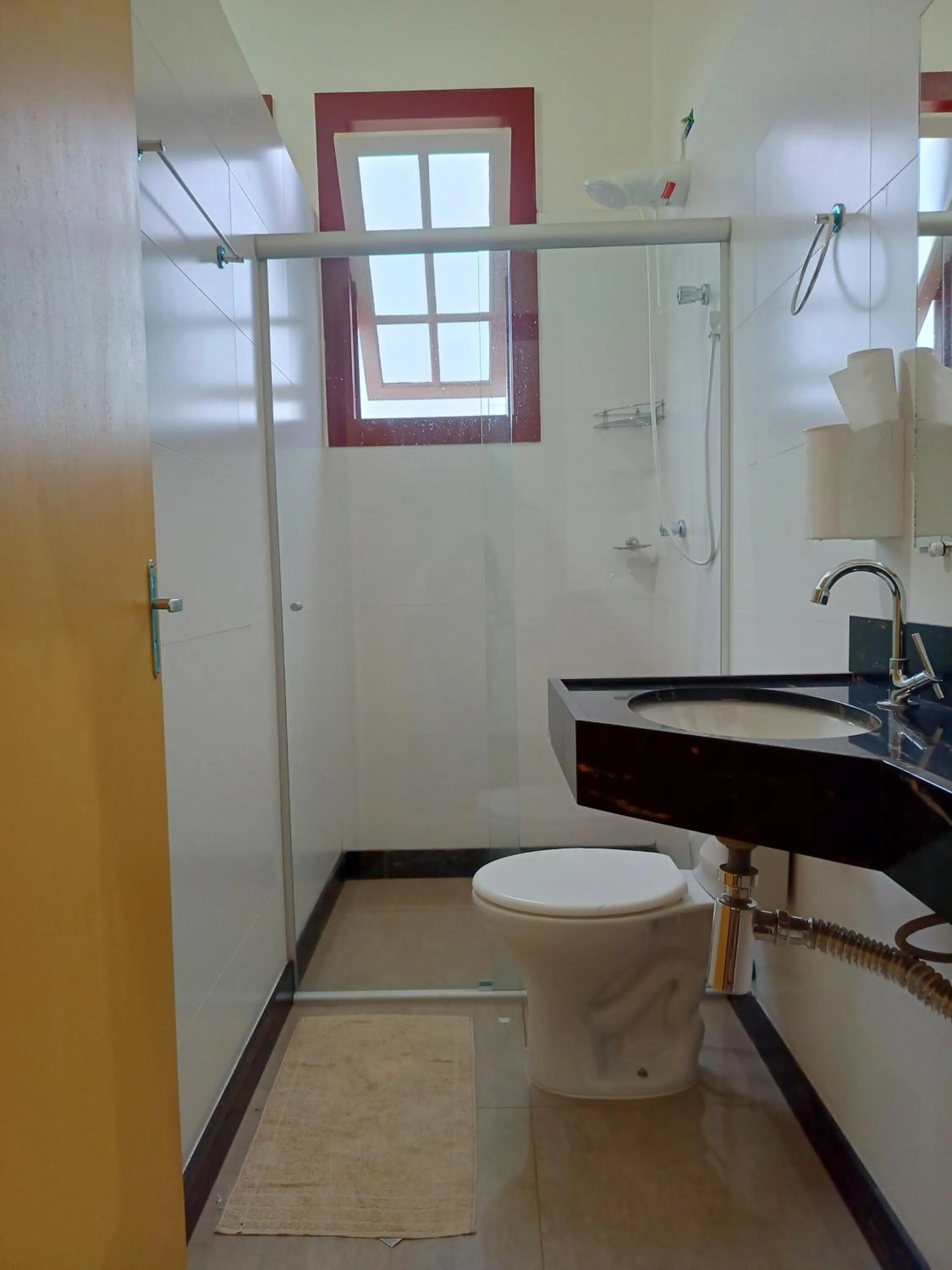 Shower in É Hostel